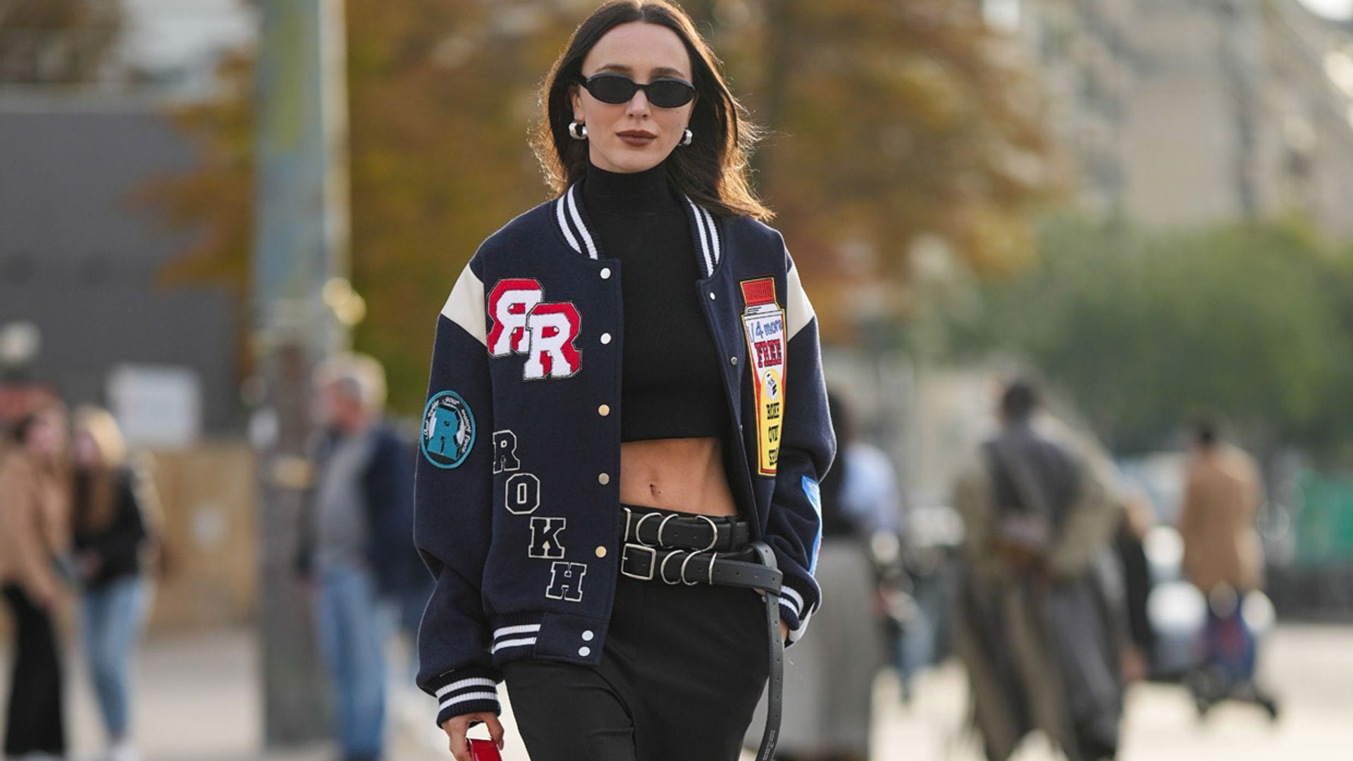 Vuelve la chaqueta 'varsity' y así se combina en 2023 según las 'influencers' y la pasarela