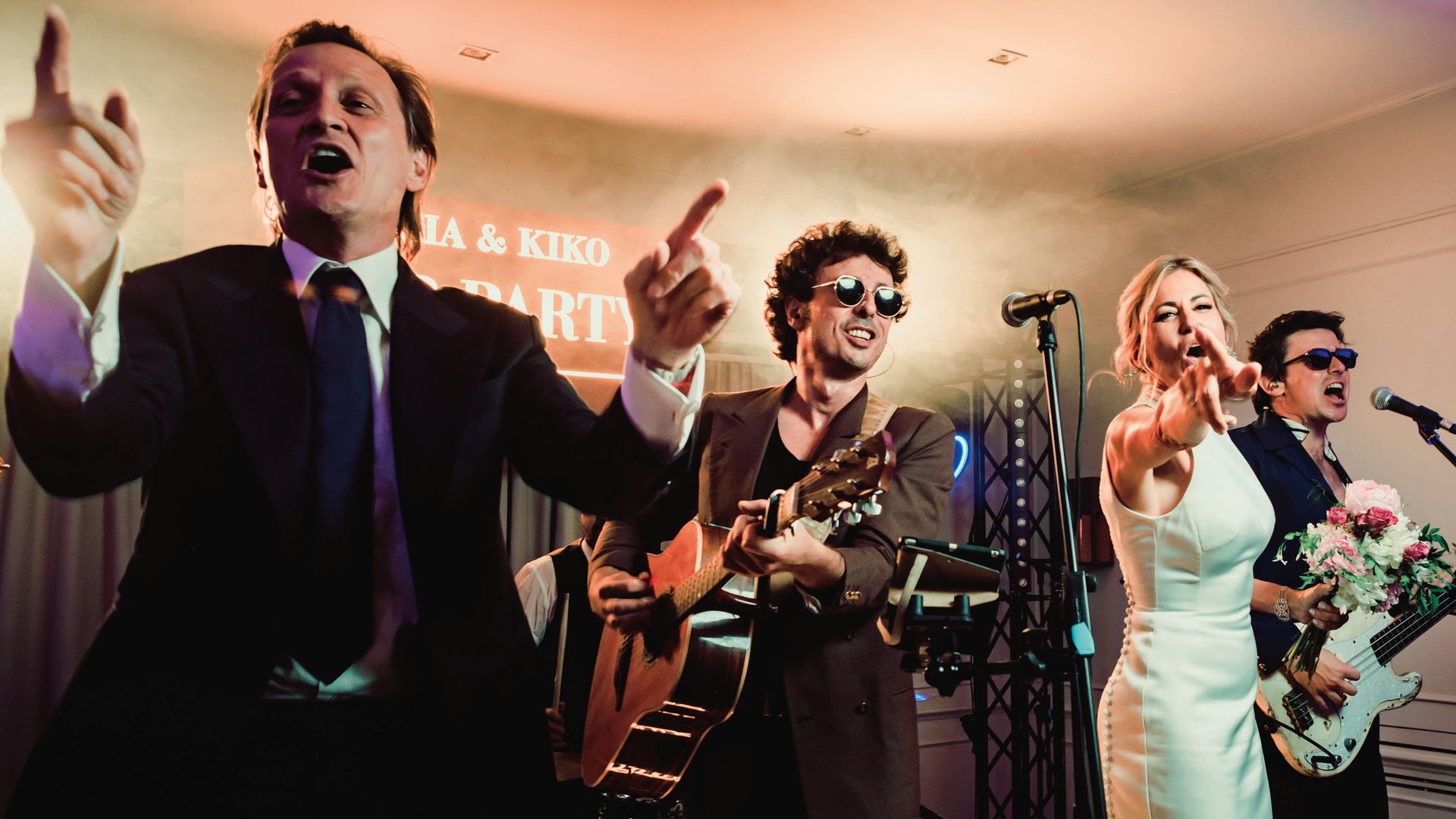 Los recién casados en el escenario con 'Wine Brothers', el grupo que actuó durante la fiesta