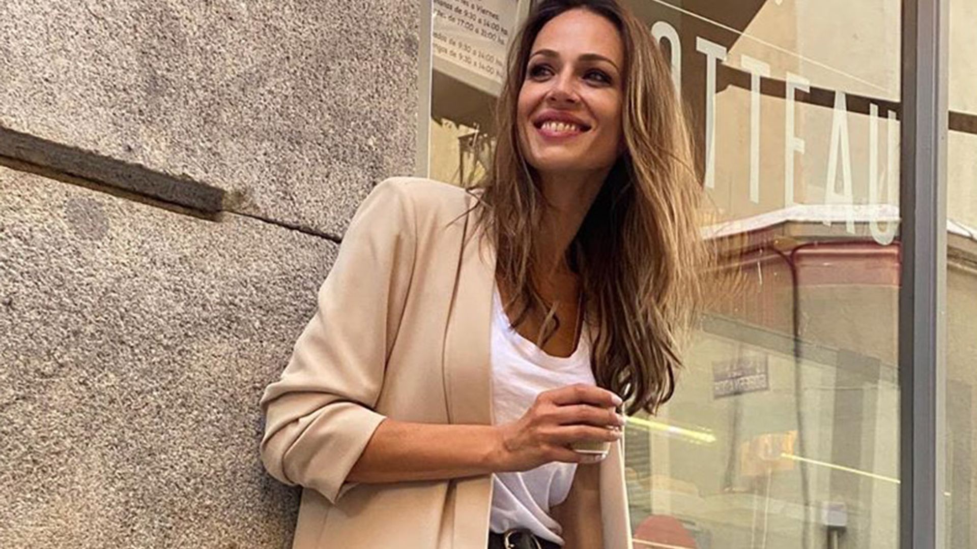 Eva González convierte sus zapatillas preferidas en la mejor elección para llevar con pitillos