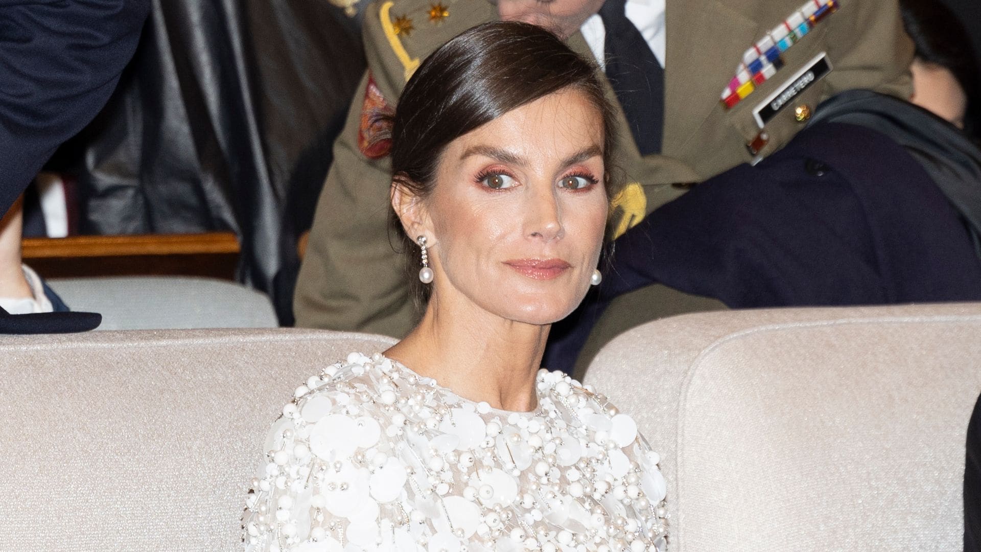 La reina Letizia sorprende en la cena de gala en China: ni vestido largo ni tiara en la cita más esperada del viaje