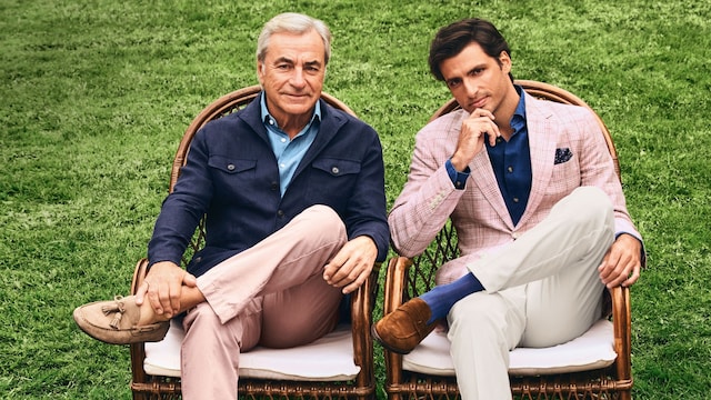 Carlos Sainz y Carlos Sainz Jr., dos ases de la velocidad en el podio del estilo. El "rey del desierto" y el piloto de Fórmula 1 han posado juntos, por primera vez, como modelos de excepción de Hackett London, en los jardines de una mansión británica