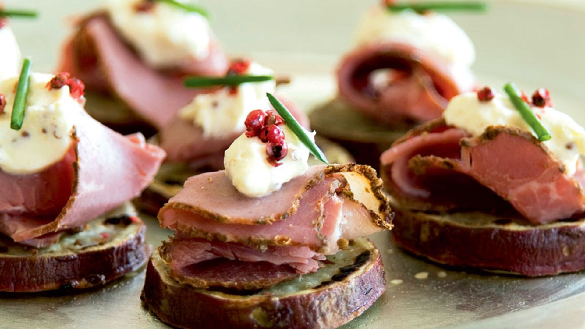 Canapé de pastrami con Torta del Casar