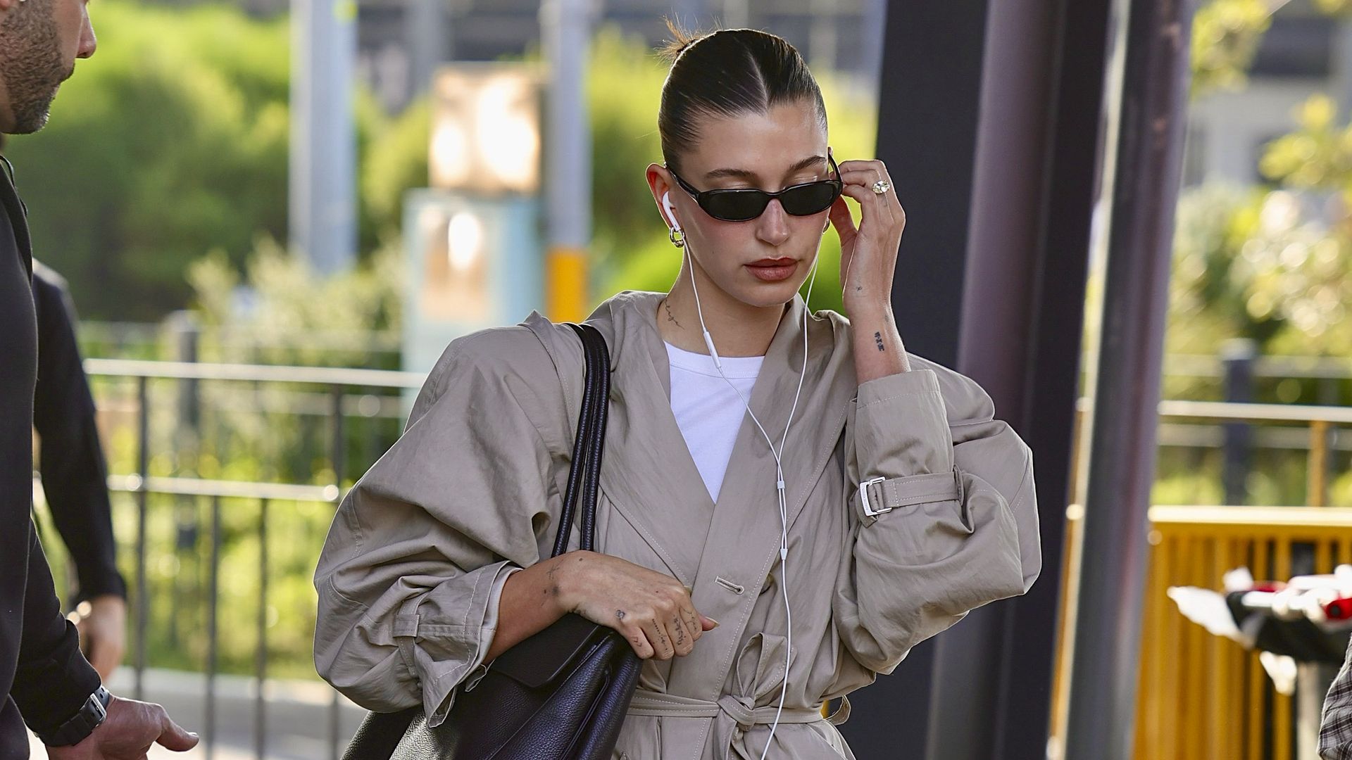 Hailey Bieber presume una nueva versión de su anillo de compromiso