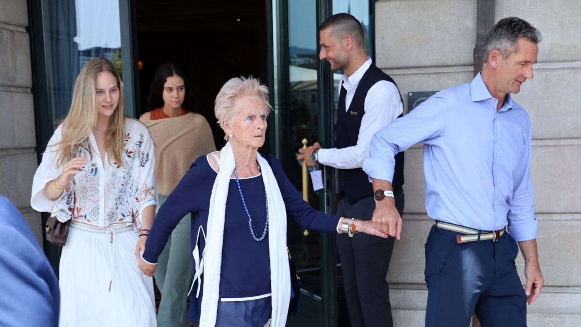 Iñaki Urdangarin, acompañado de su madre, se reúne en Ginebra con la infanta Cristina para asistir a la graduación de Irene
