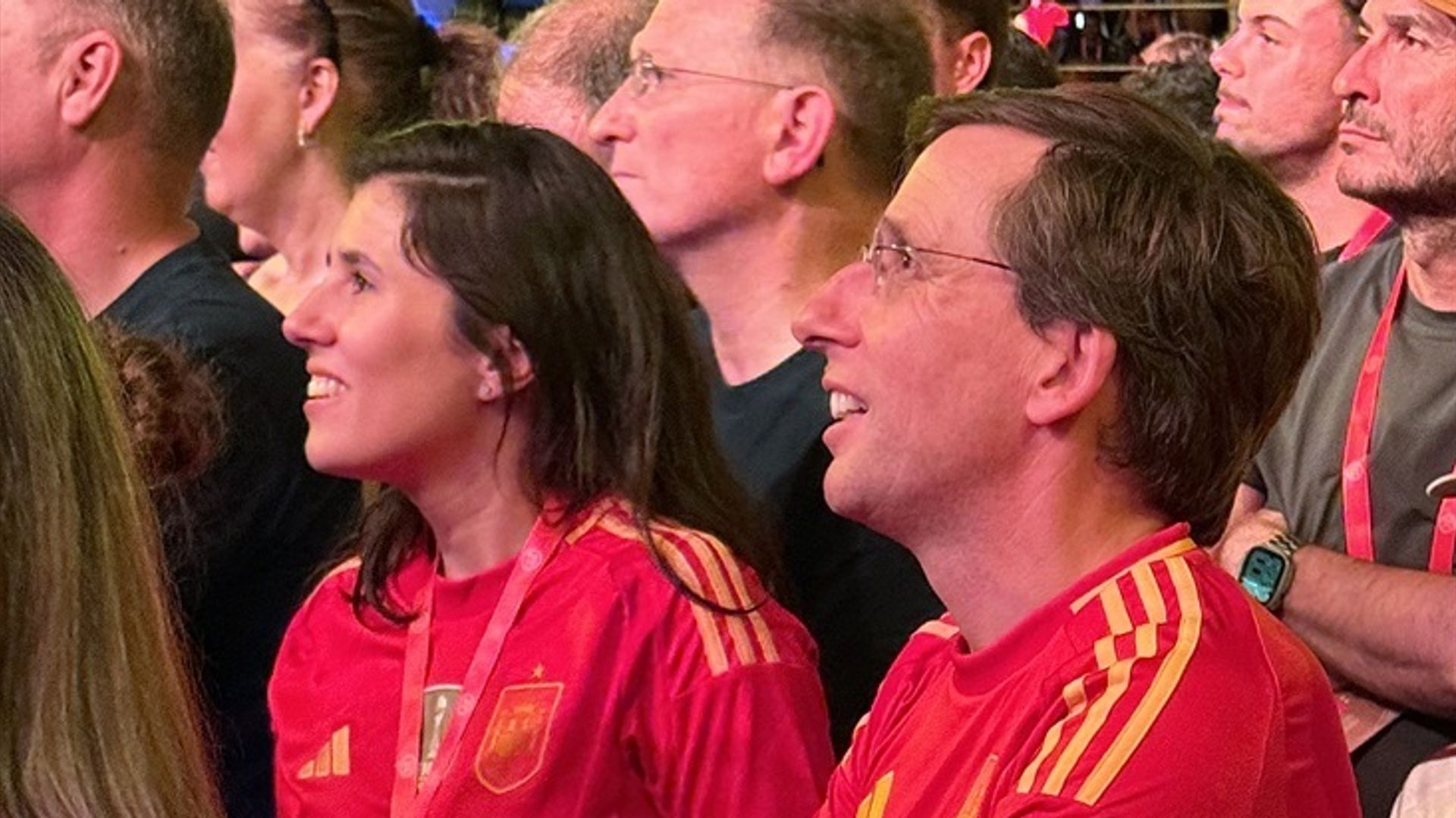 EN VÍDEO. José Luis Martínez-Almeida y Teresa Urquijo pura euforia, emoción y gritos de "campeones" en la gran noche de La Roja en Cibeles
