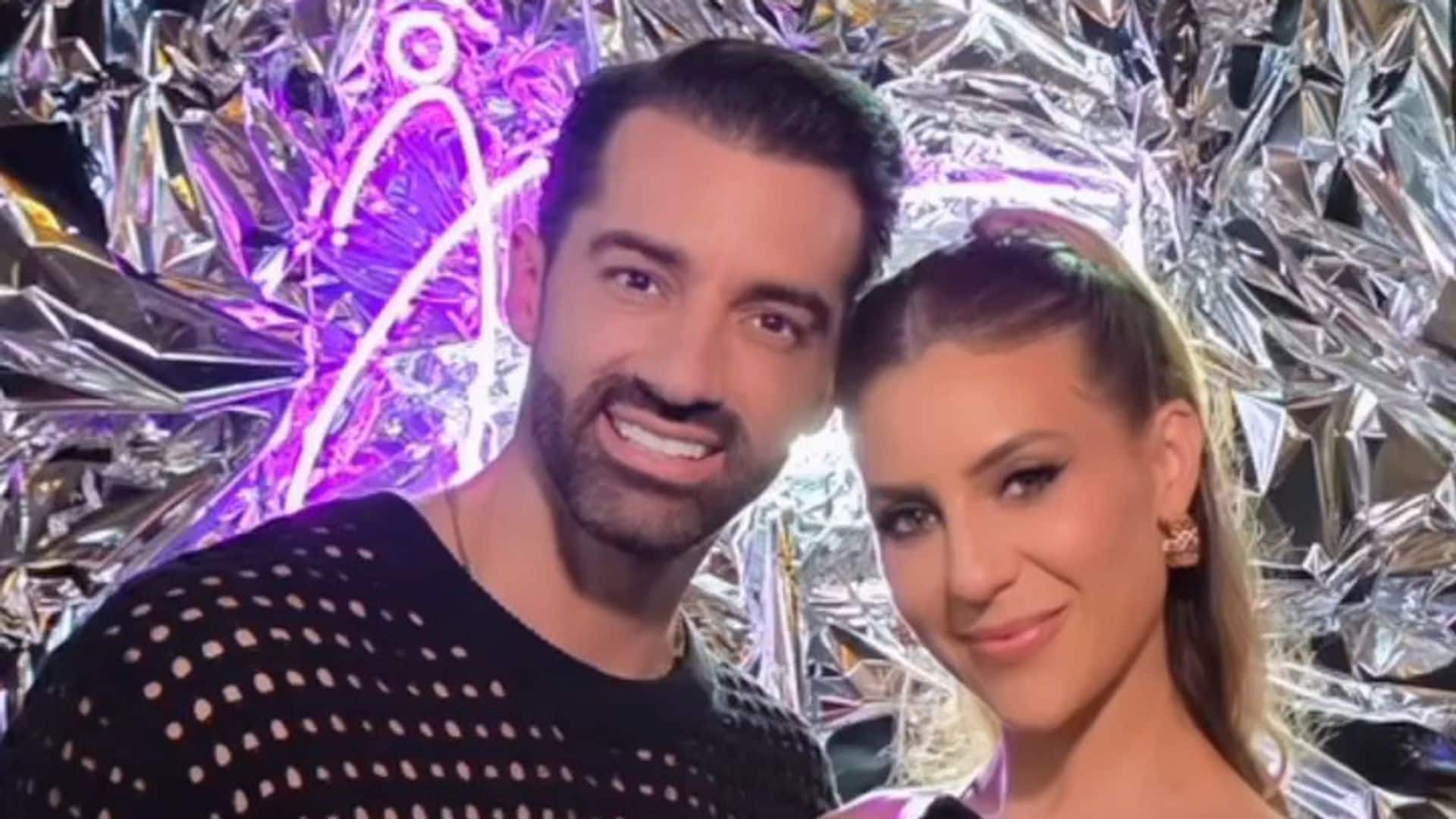 Toni Costa comparte un importante momento espiritual de la mano de su novia, Mimi Ortíz