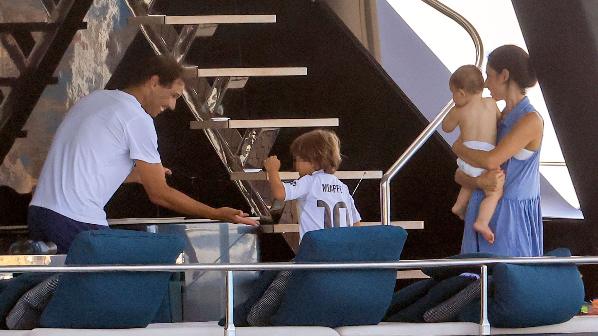 Rafa Nadal se refugia en Ibiza con Mery Perelló y sus hijos para disfrutar del verano en alta mar