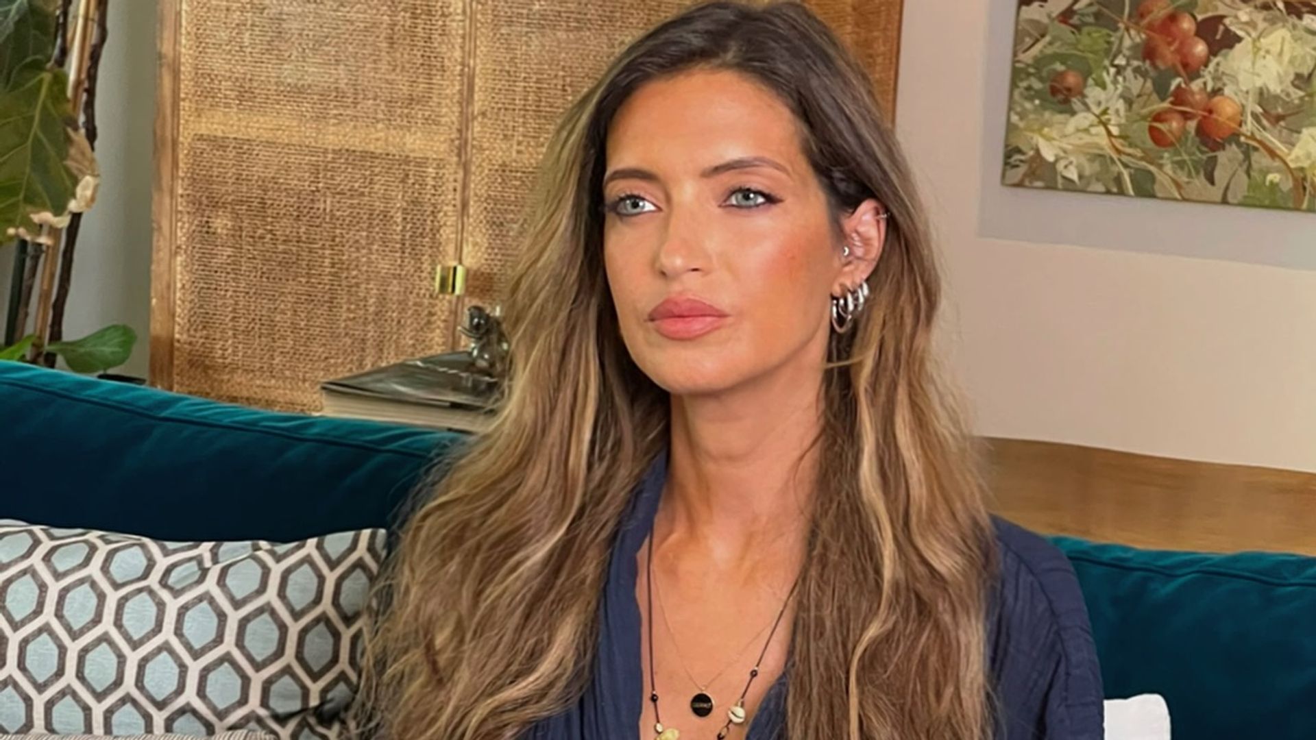 Sara Carbonero con mono azul marino, pelo suelto y maquillaje natural
