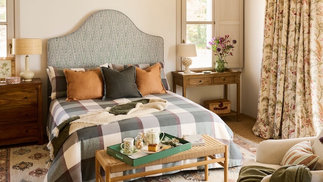 Dormitorio decorado con variedad de colores y estampados