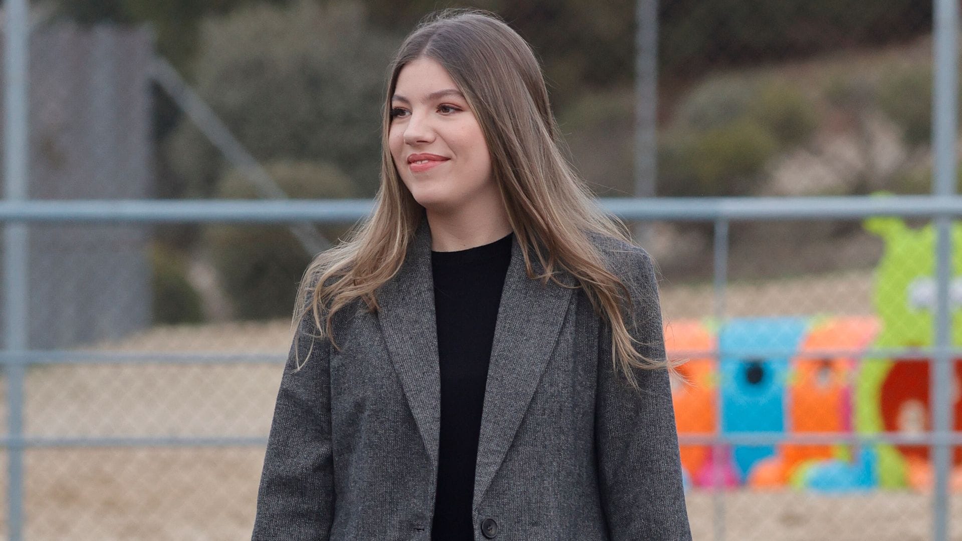 La infanta Sofía estrena una blazer con hombreras de Zara con los vaqueros flare que arrasan entre las adolescentes