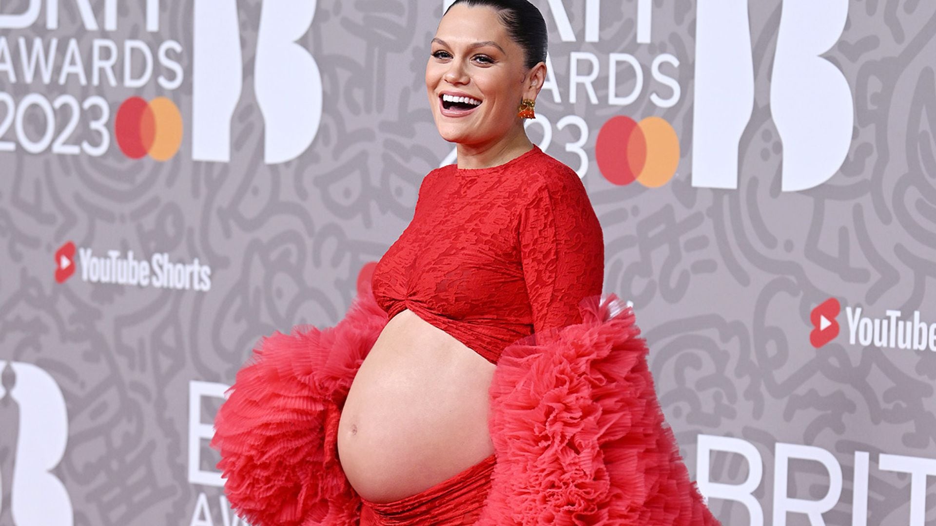 Jessie J presume de su embarazo 'milagro' con el look más espectacular de los Brit Awards