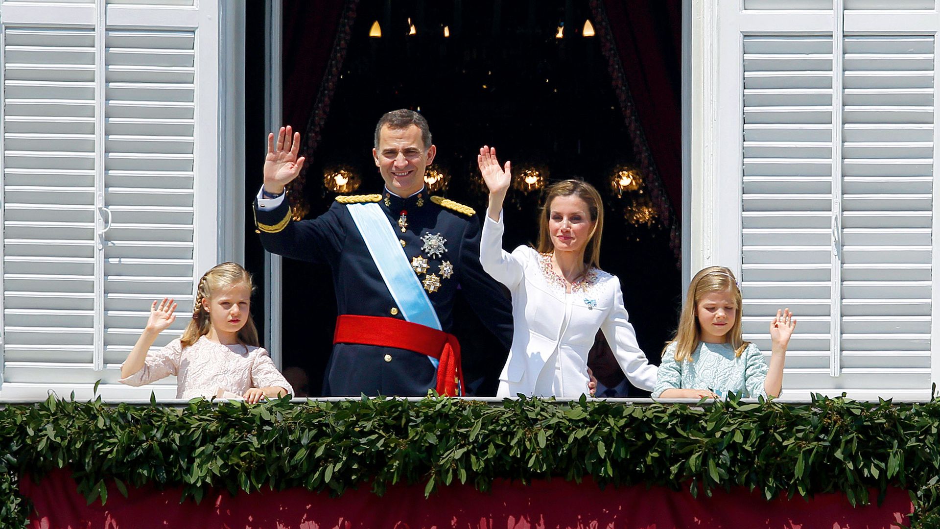 Los reyes Felipe y Letizia en el balcón con sus hijas el día de la proclamación