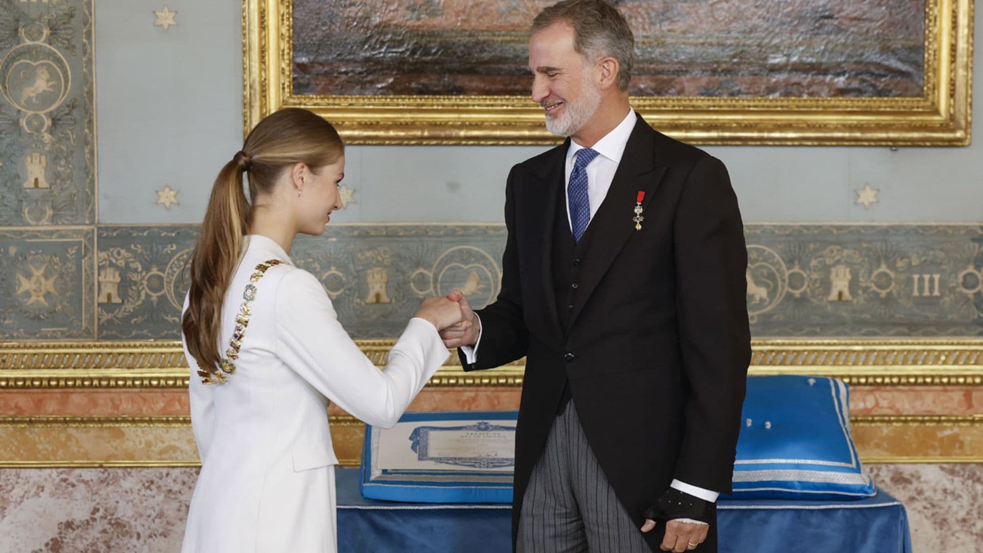 La princesa de Asturias recibe de manos de su padre la máxima distinción civil: el Collar de Carlos III