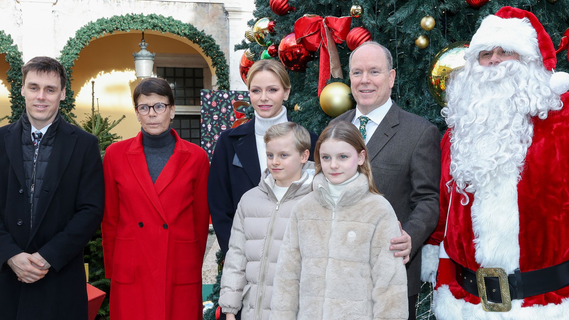 Jacques y Gabriella, los pequeños ayudantes de Papá Noel más adorables: las fotos de la Navidad en Mónaco