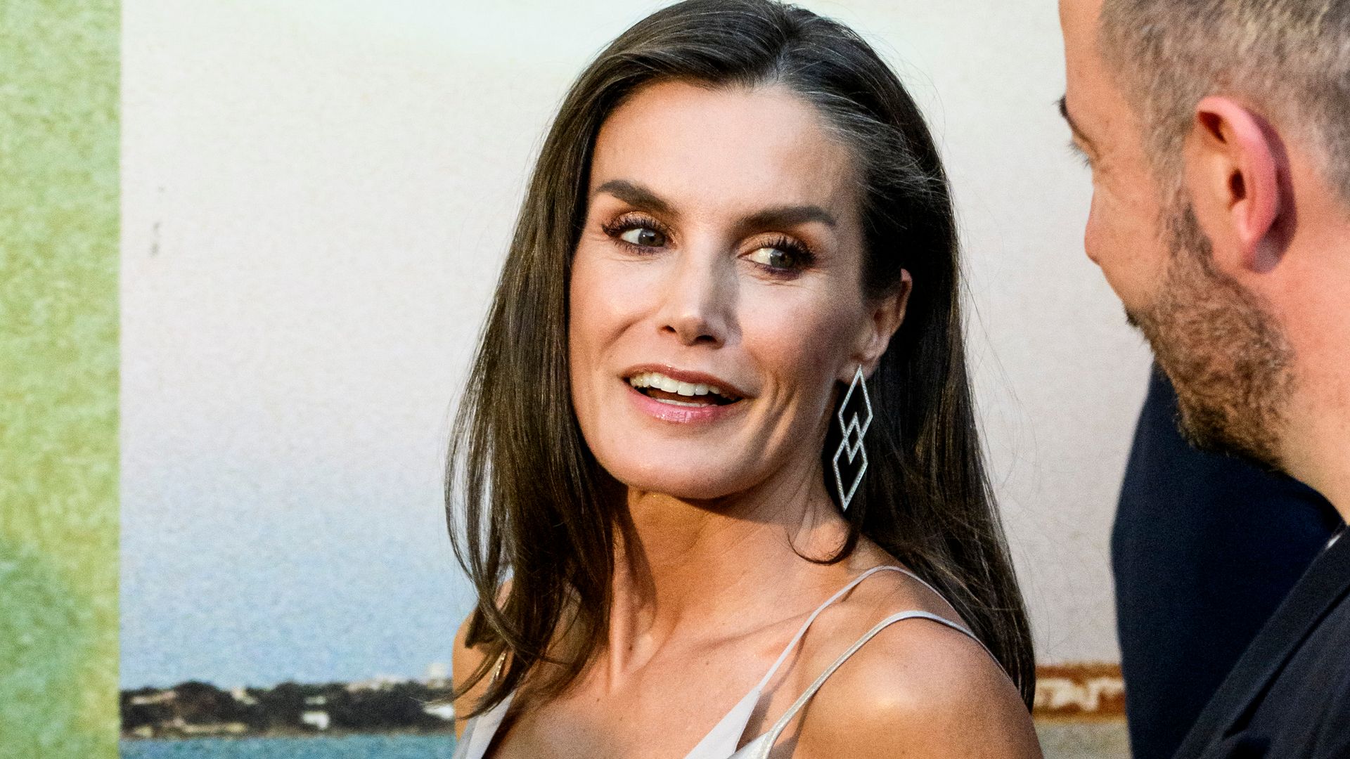 La reina Letizia pone en alto la tendencia del verano: el vestido satinado