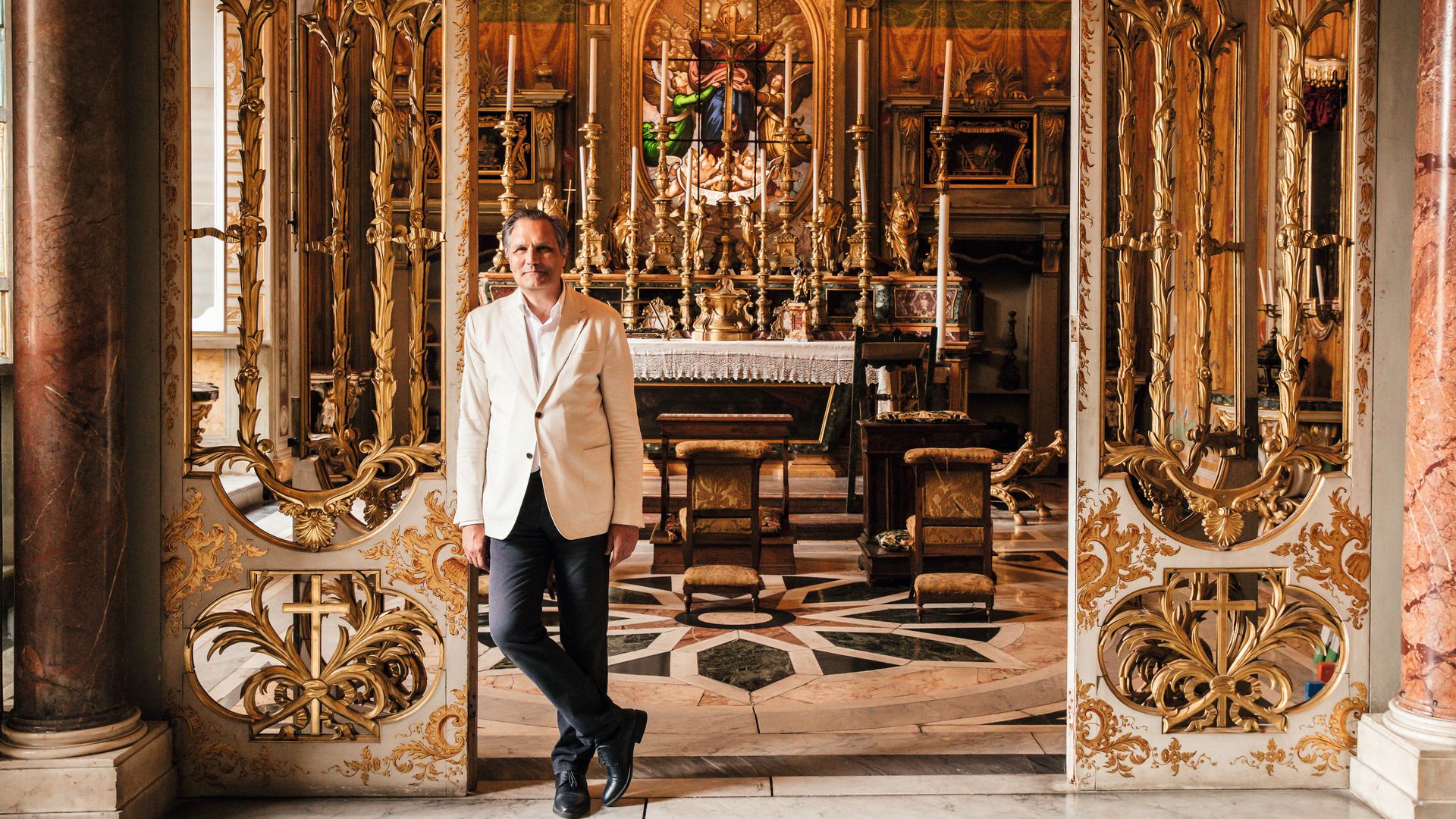 Massimiliano, en la capilla del palacio, donde concelebra misas. De arquitectura barroca, el espacio destaca por su bóveda al fresco firmada por Tommaso Minardi (representando la coronación de la Virgen) y un valioso crucifijo de marfil entre sus reliquias