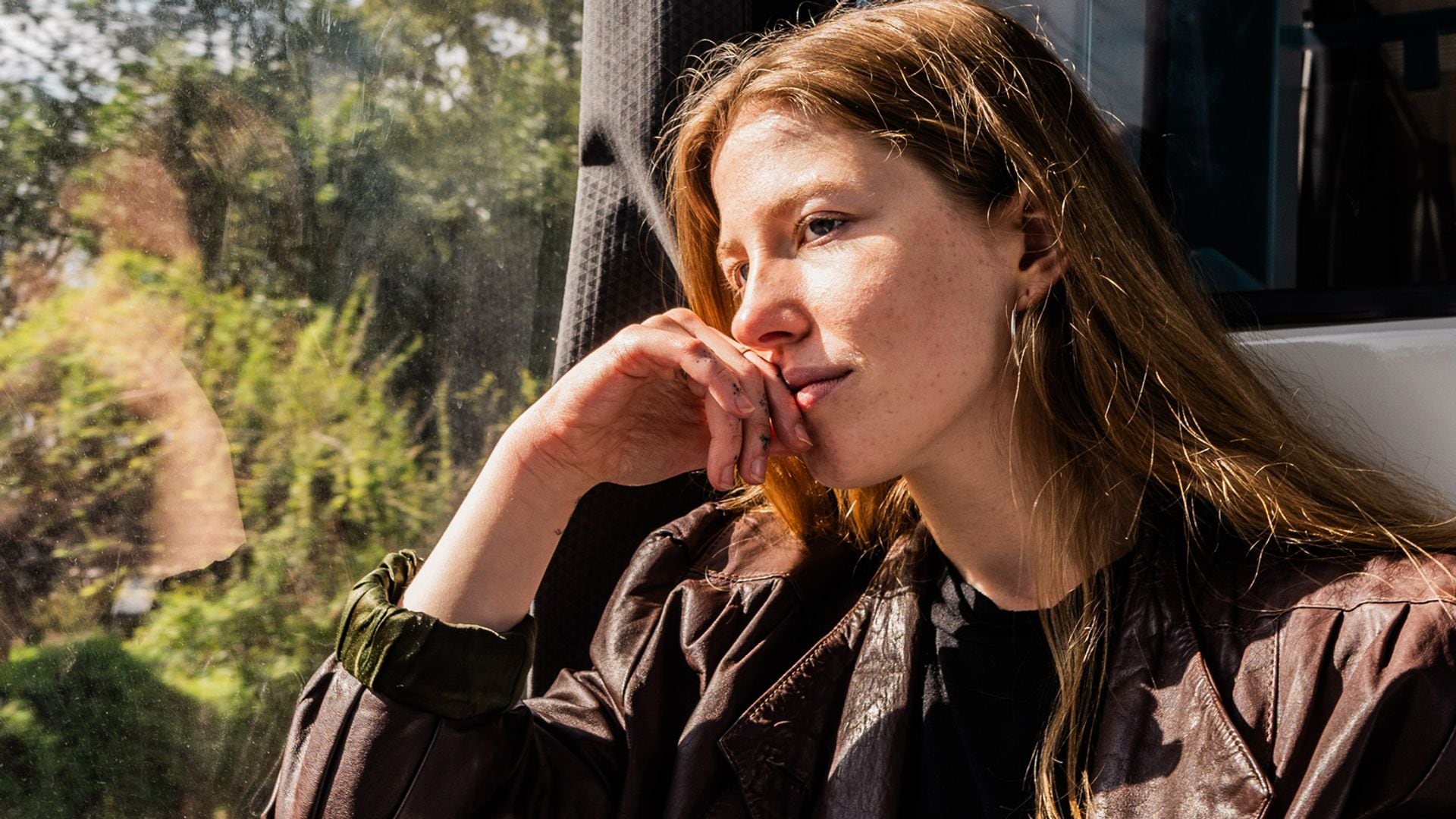 chica mirando ventana tren