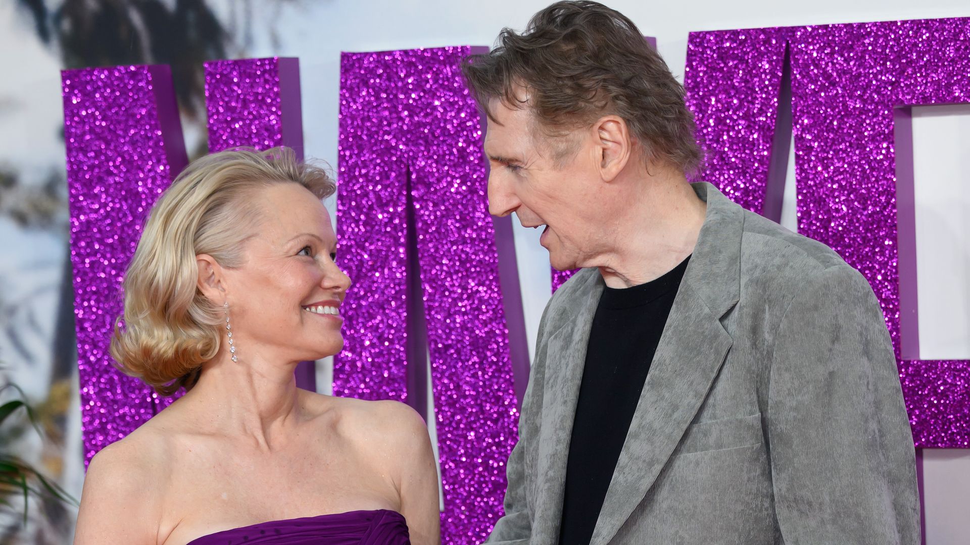 Pamela Anderson desata la locura al besar a Liam Neeson en plena alfombra roja