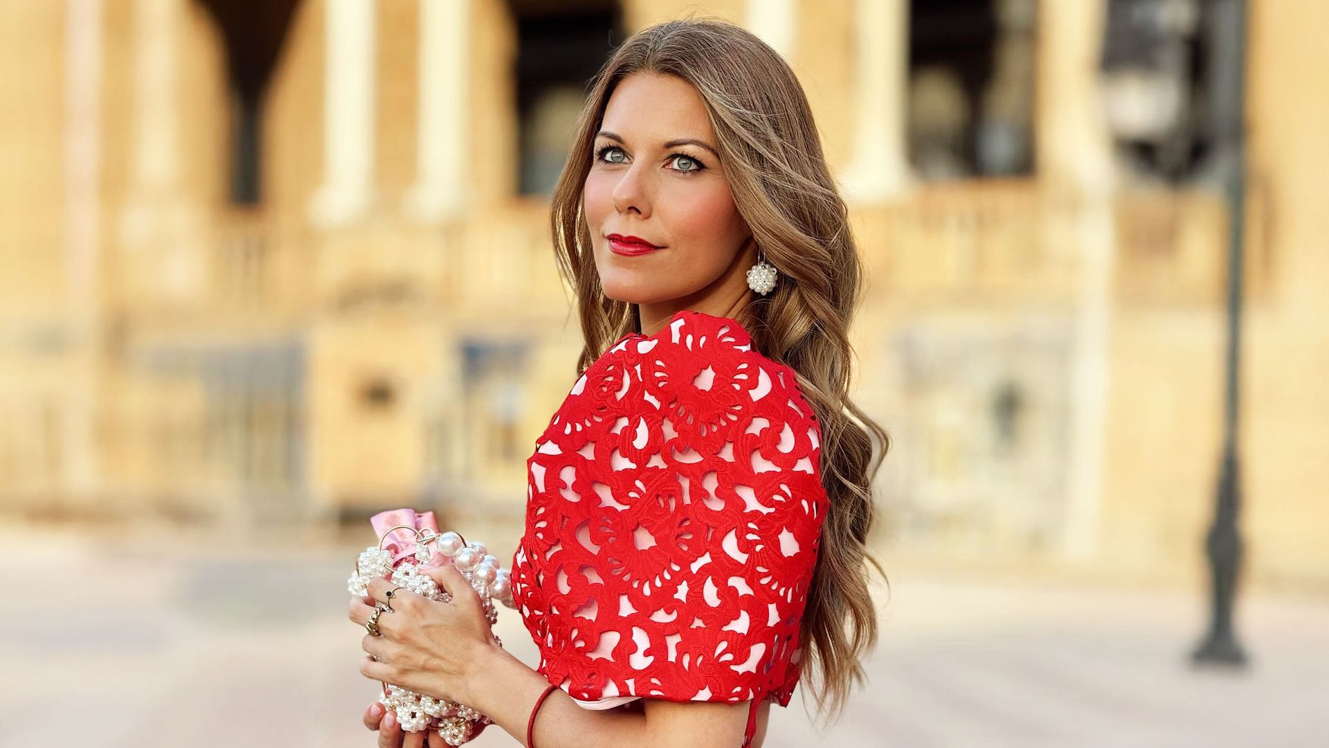 Soy experta en novias y este es el peinado de invitada que deberías elegir según sea tu vestido