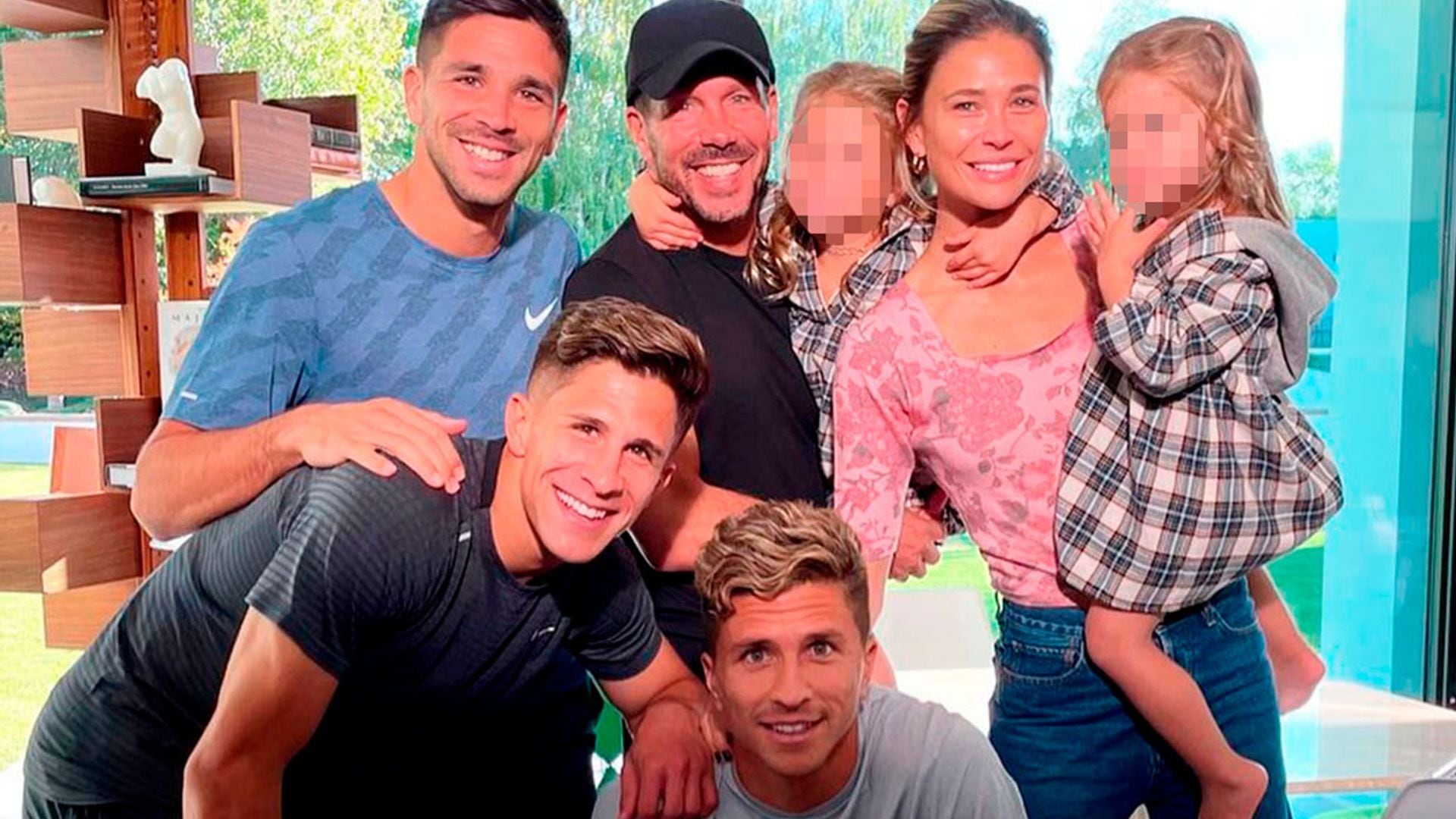 La emoción de Simeone en su día más especial arropado por su mujer, Carla Pereyra, y tres de sus hijos