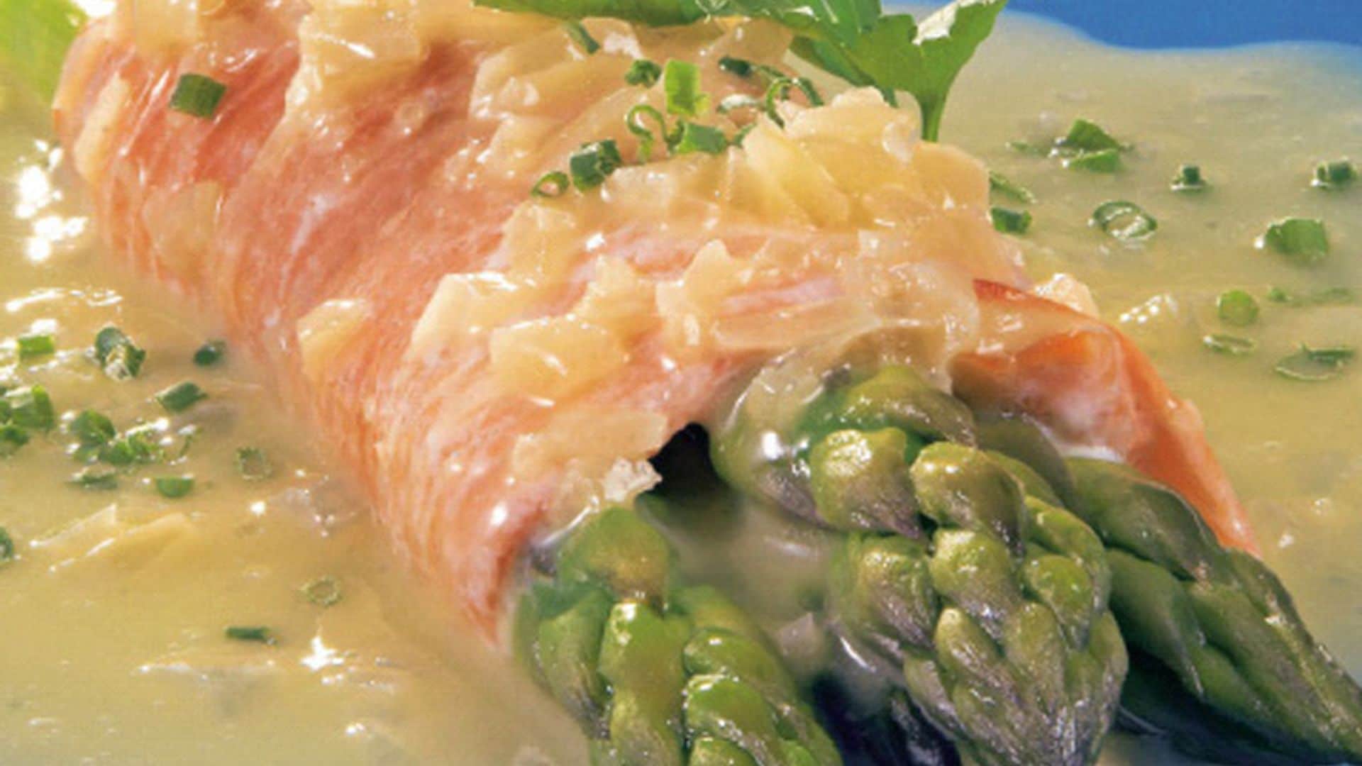 Rollitos de salmón con espárragos en salsa
