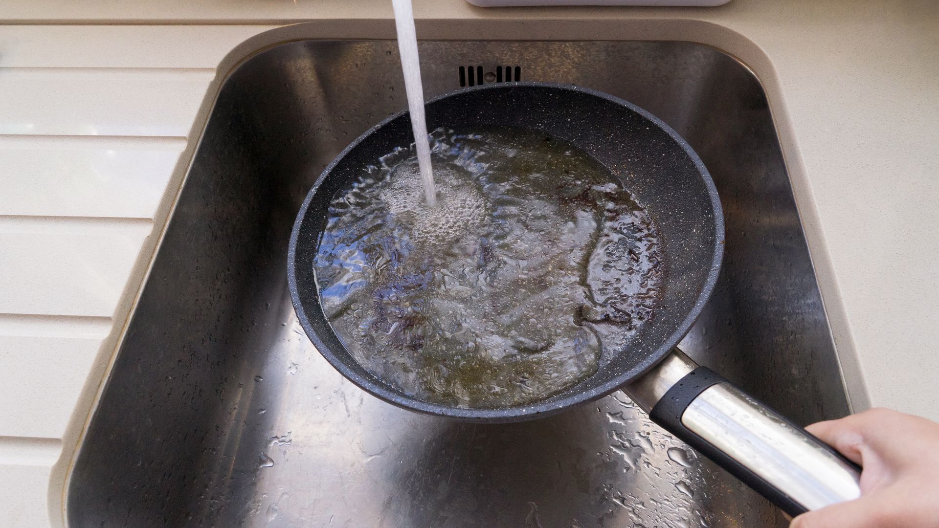 Sartén en el fregadero