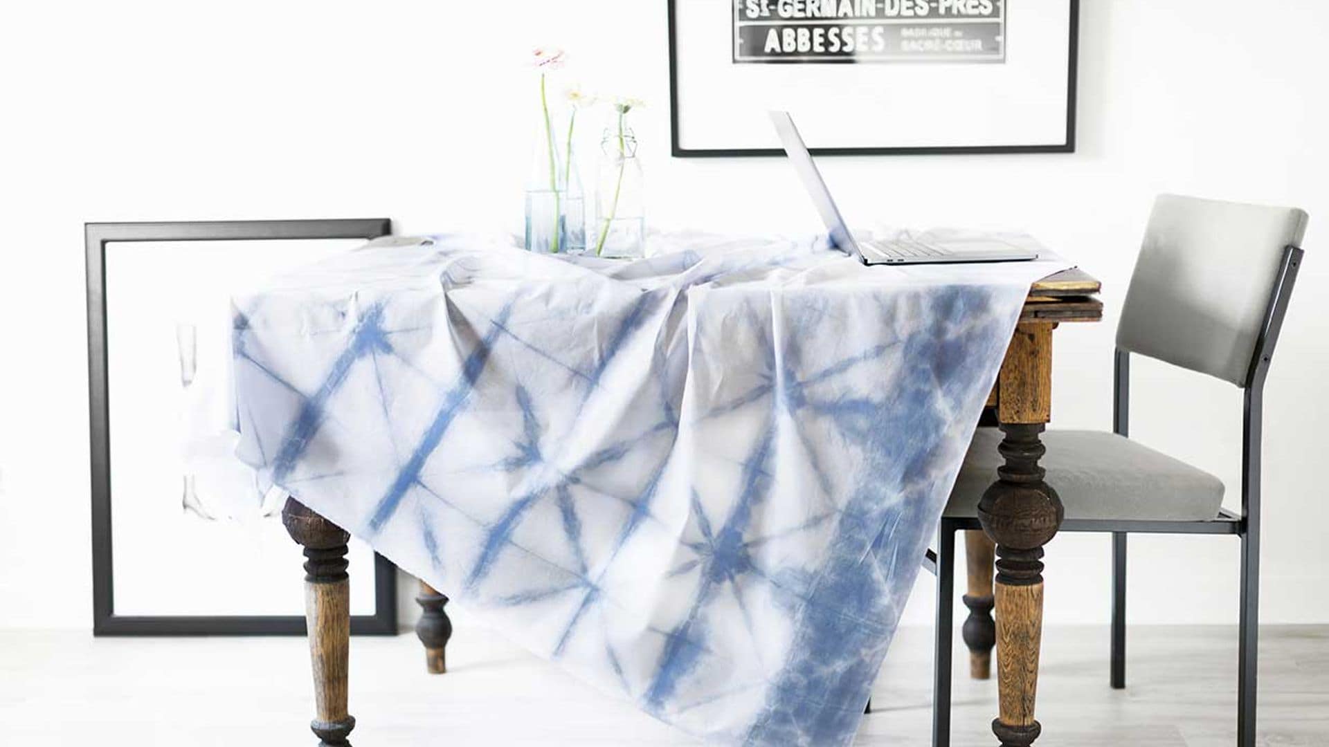 Lánzate al 'tie-dye' y da una nueva vida a tu mantelería blanca