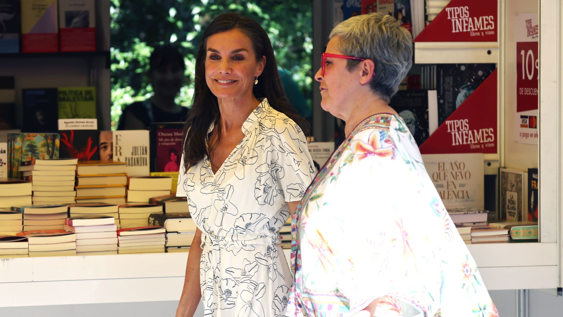 El momentazo de la reina Letizia ejerciendo de nuevo como periodista en la Feria del Libro de Madrid
