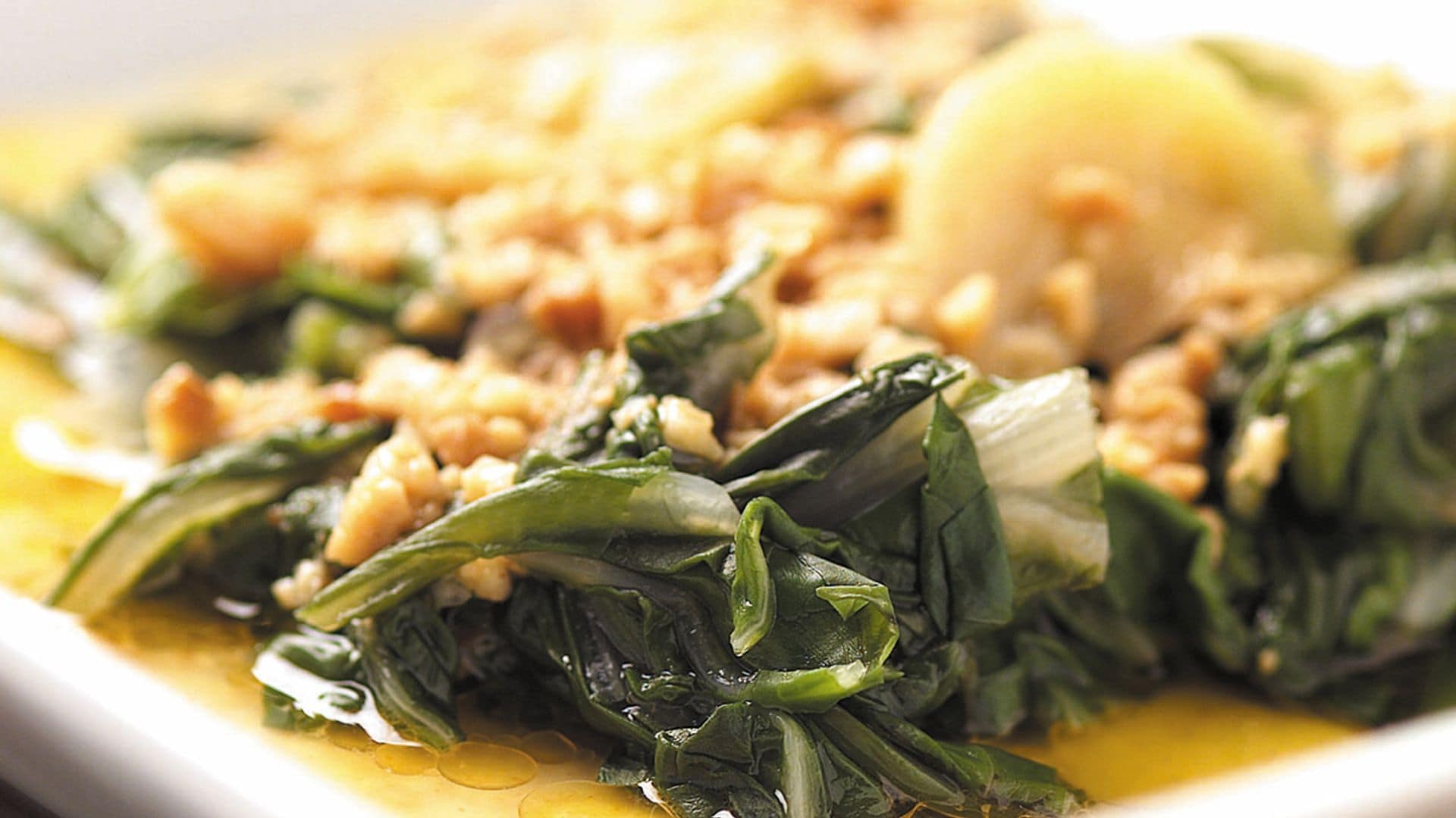 Acelgas con almendras y nueces