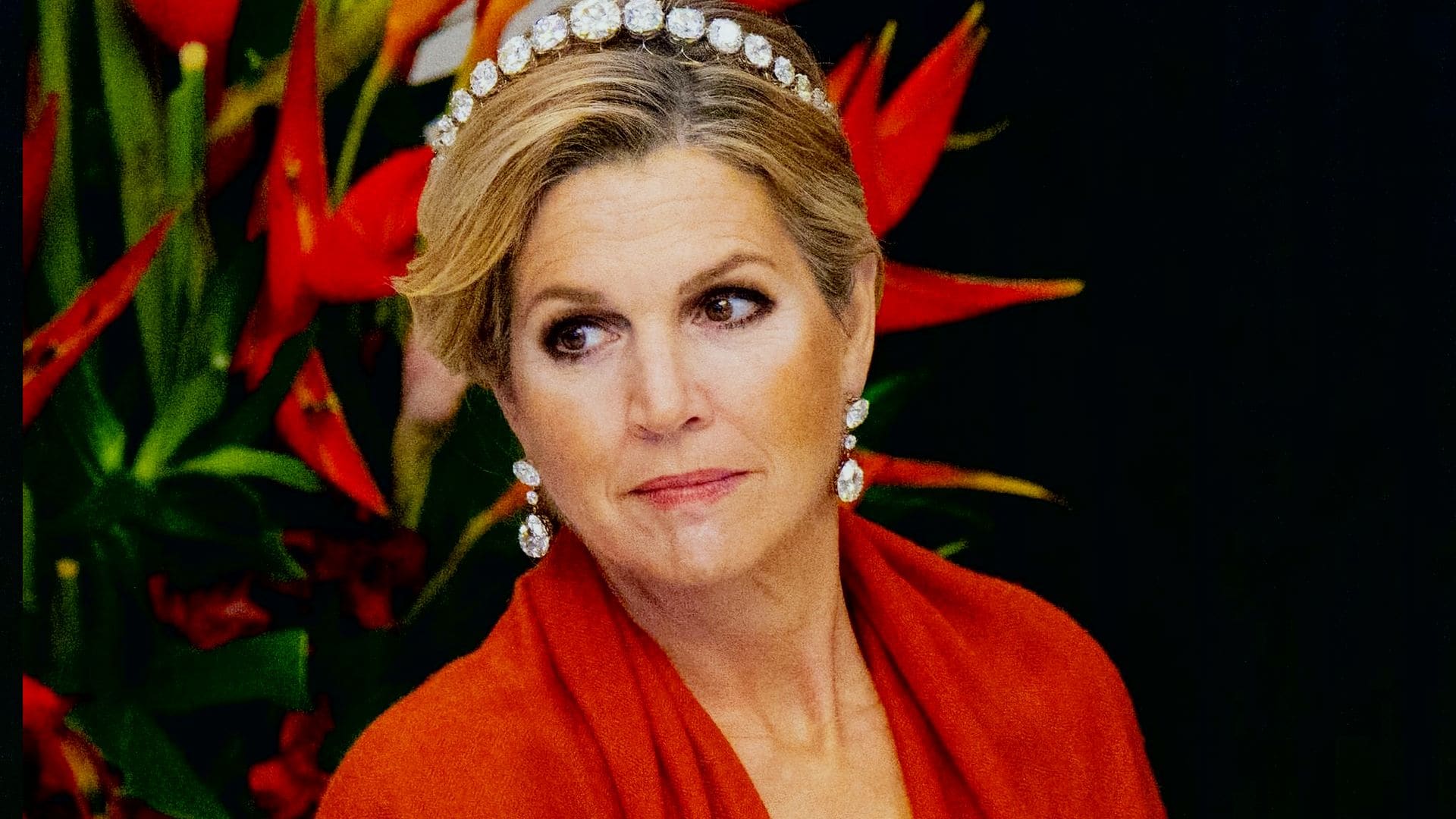 Máxima, impresionante de gala con un vestido de doble escotazo y la tiara de 27 diamantes