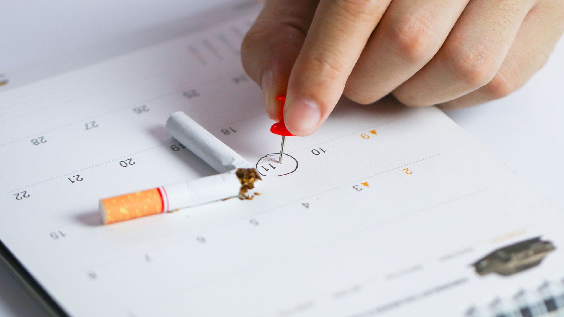dejar de fumar marcado en el calendario, con un cigarrillo roto