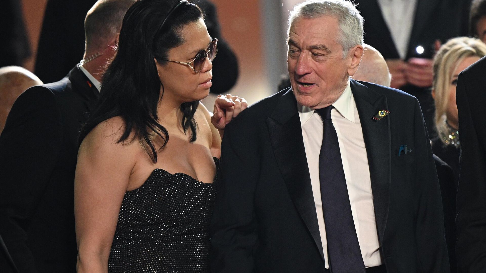 Robert De Niro desfila en Cannes de la mano de la madre de su bebé