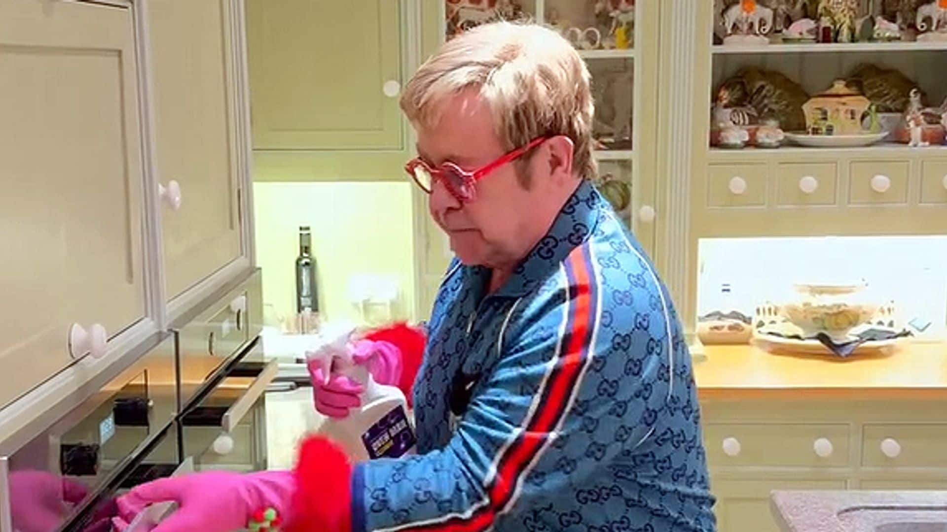 Elton John responde a las críticas por la limpieza de su horno con un sorprendente vídeo