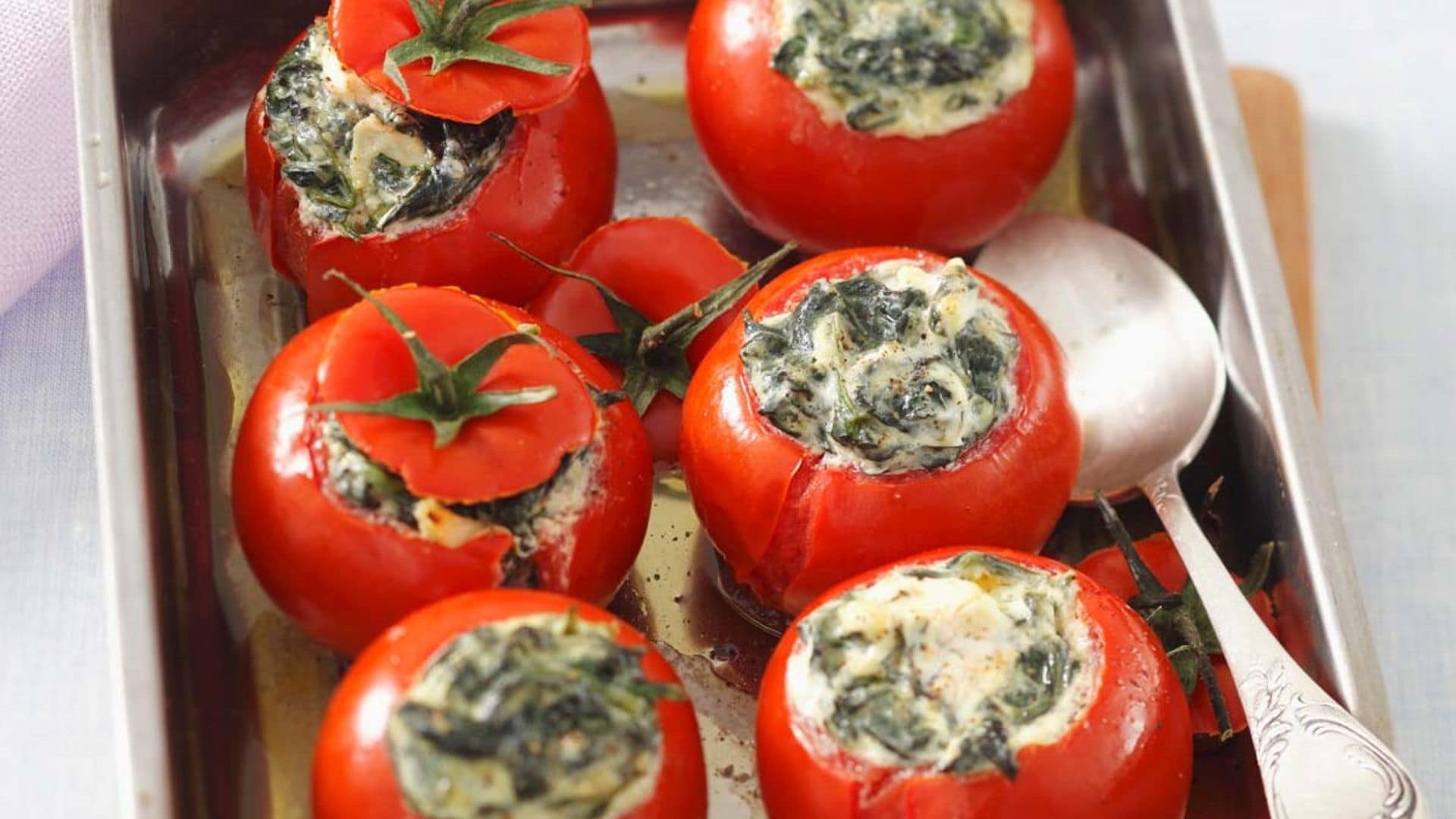 Tomates asados rellenos de espinacas con alioli