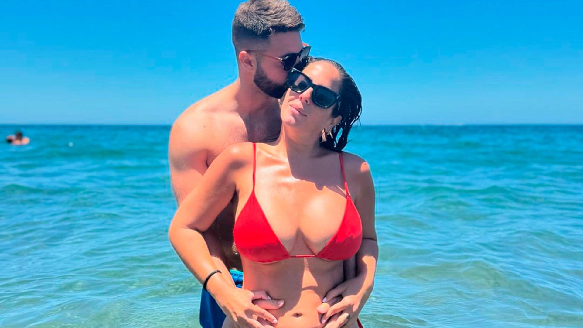 Anabel Pantoja luce tripita de cuatro meses y posa feliz junto a su novio en las playas de Gran Canaria