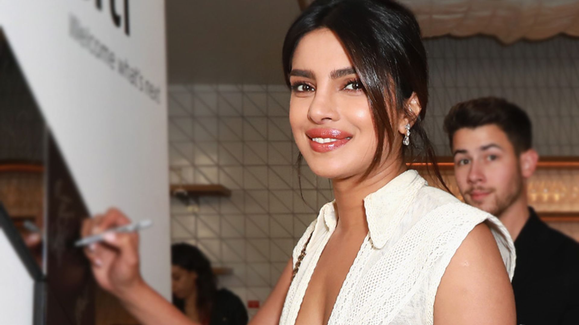 Priyanka Chopra y el triunfo del zapato flúor en las bodas de primavera