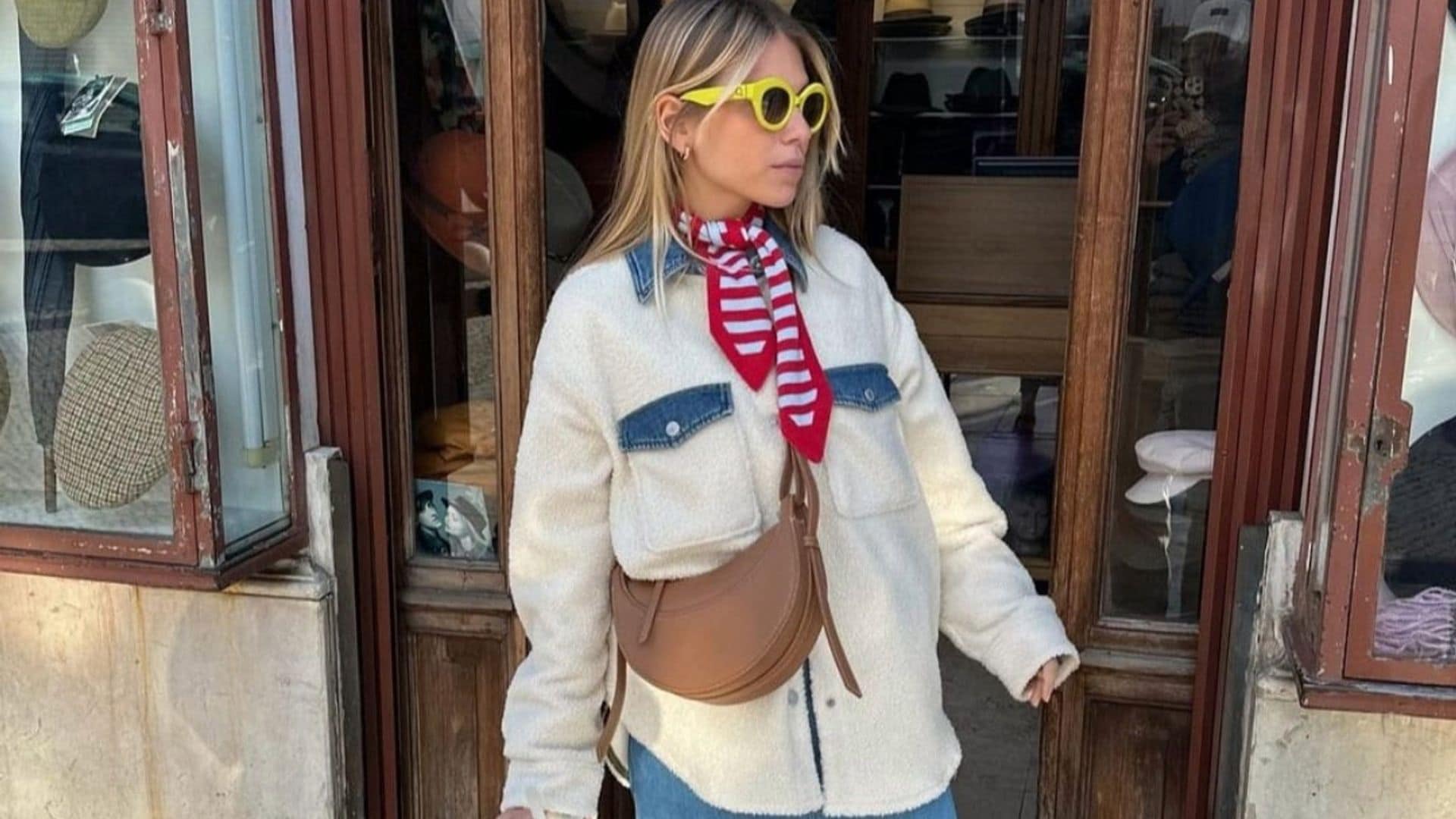 La minibufanda, el inesperado complemento que aman las 'influencers' y llevarás también en primavera