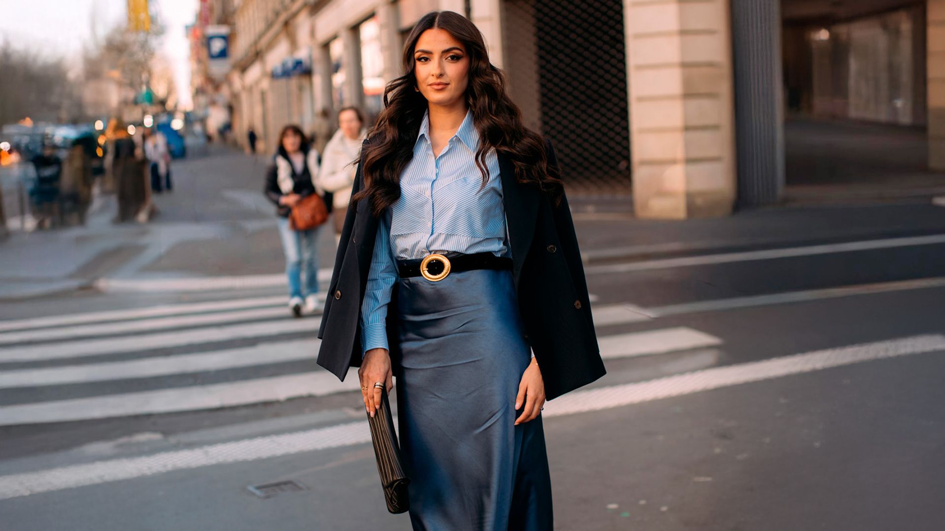 Cómo llevar falda midi satinada de lunes a viernes y vestir bien toda la semana