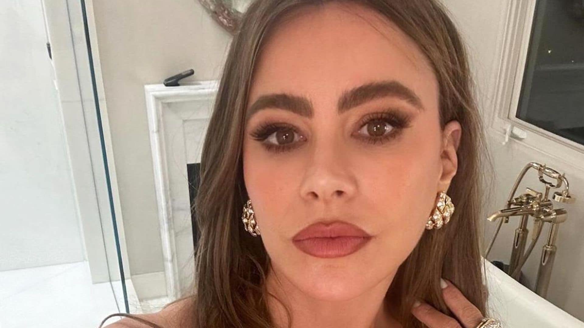 Sofía Vergara lleva sofisticado vestido con corset para entregar el premio de ‘Mujer del Año’ a Karol G