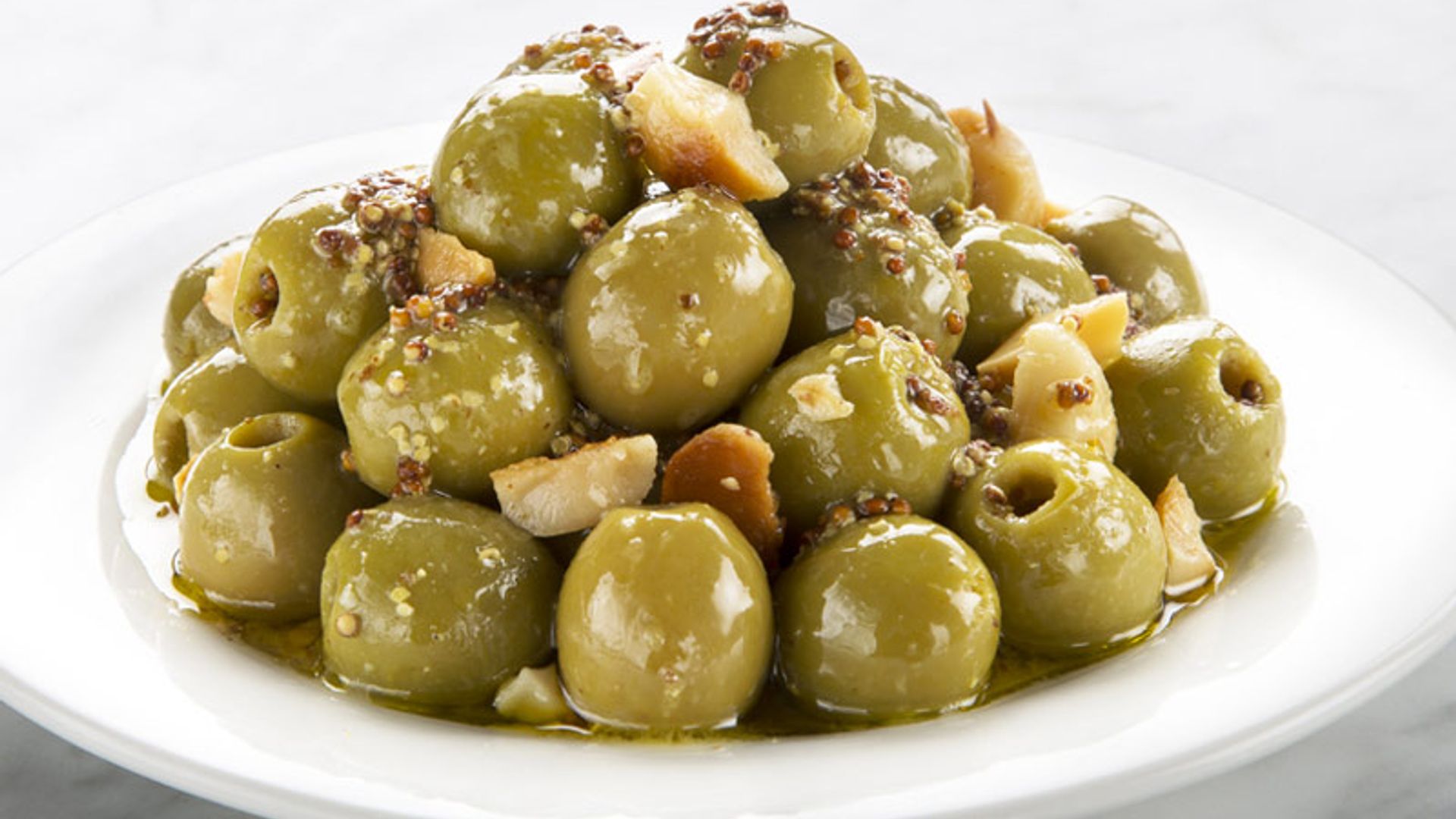 Aceitunas con anchoas y nueces de macadamia tostadas