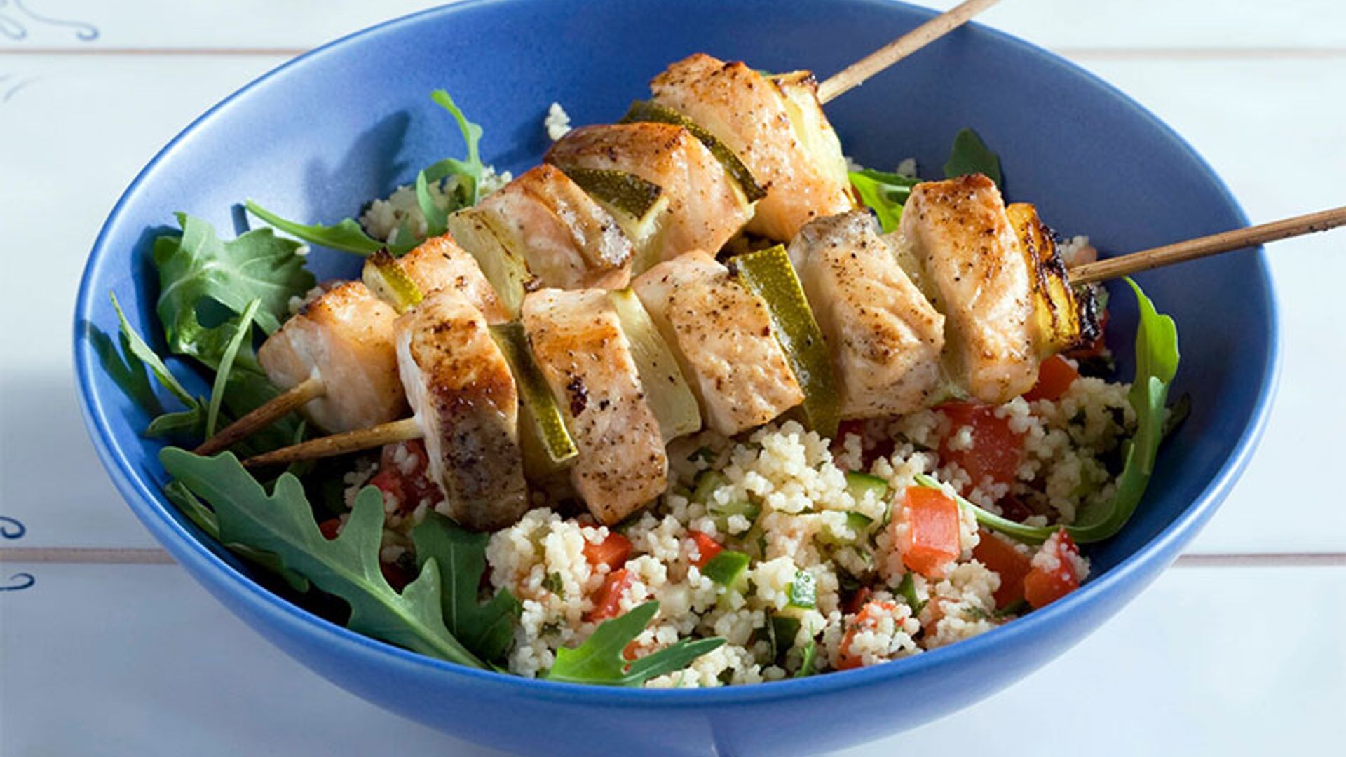 Brochetas de salmón fresco con tabulé