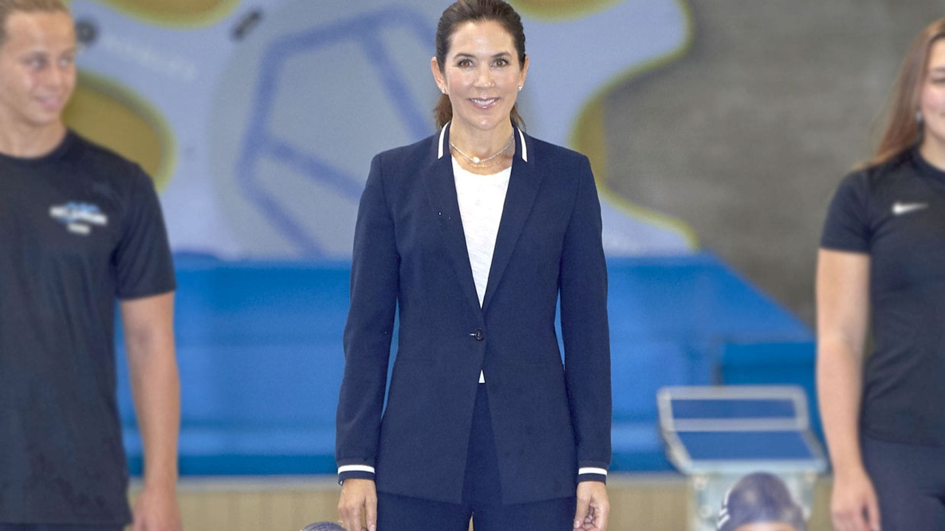 La innovadora elección de Mary para un día en la piscina: su traje más deportivo y zapatillas