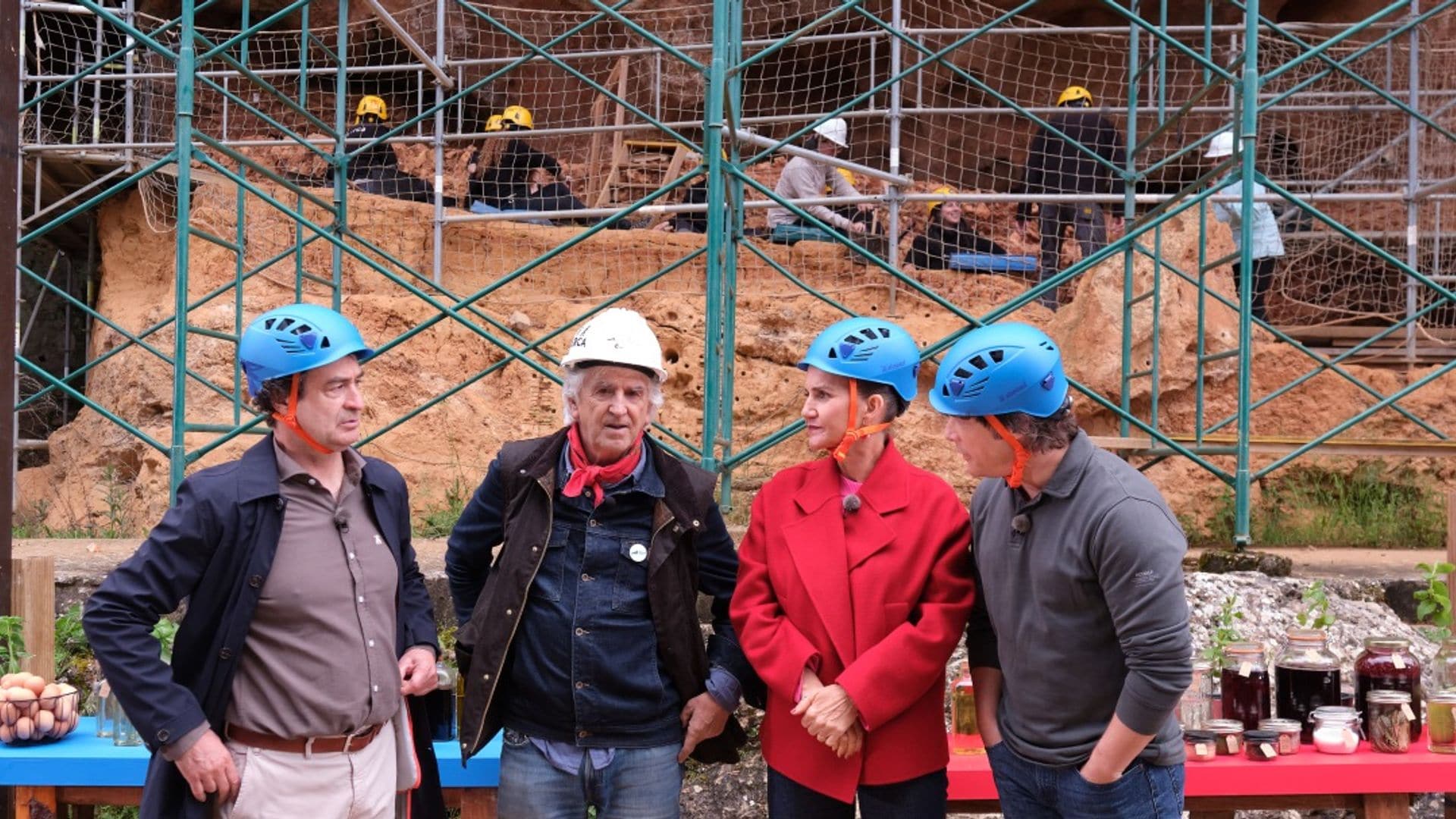 El paleotólogo Juan Luis Arsuaga, con los jueces de MasterChef en Atapuerca.