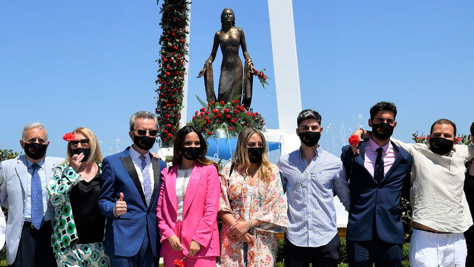 Los Mohedano, sin Rocío Carrasco, emocionados mientras suena 'Como una ola'