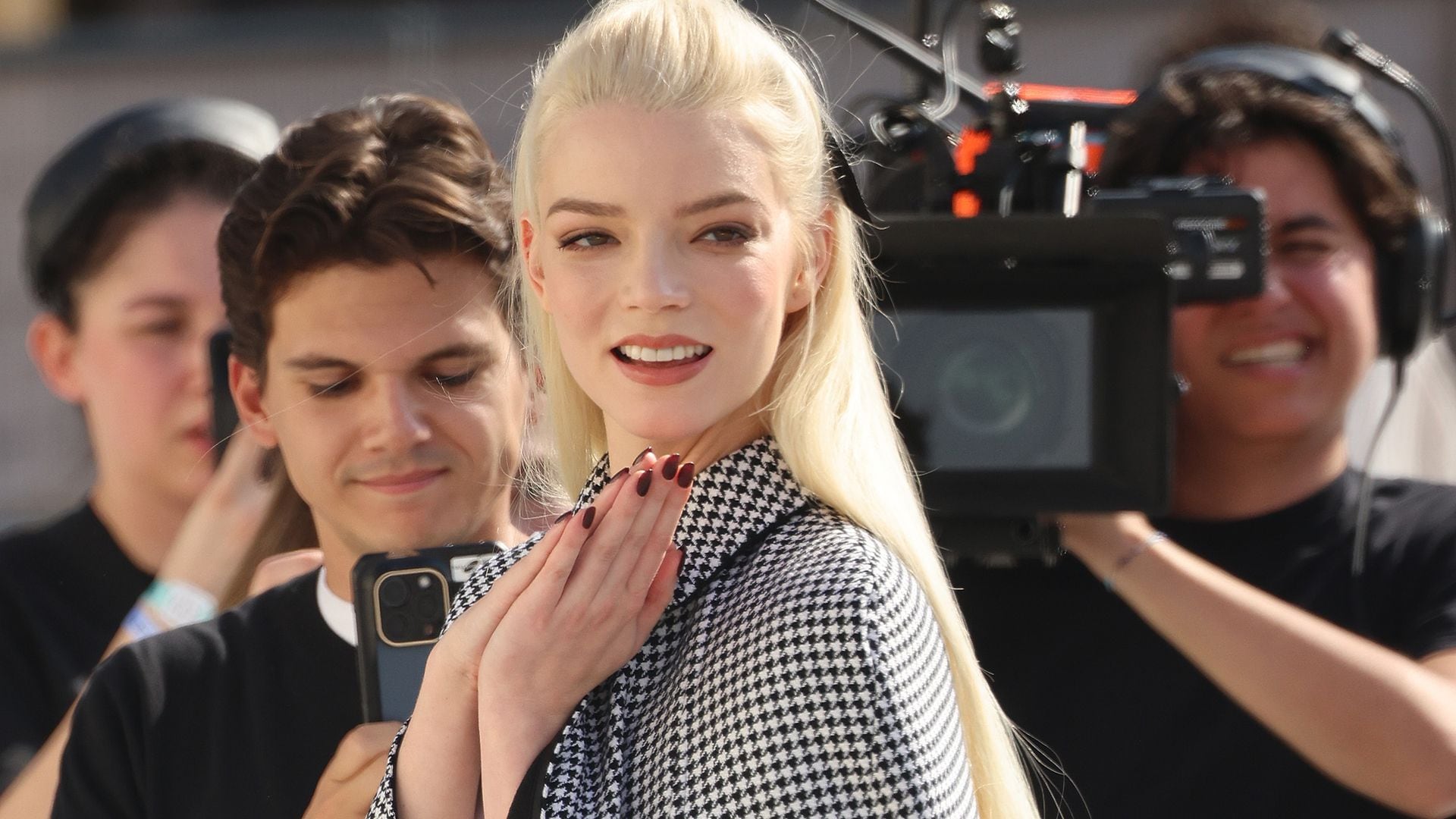 Los 10 colores de uñas atemporales que fichamos en París: el granate de Anya Taylor-Joy o el rojo de Sophie Turner