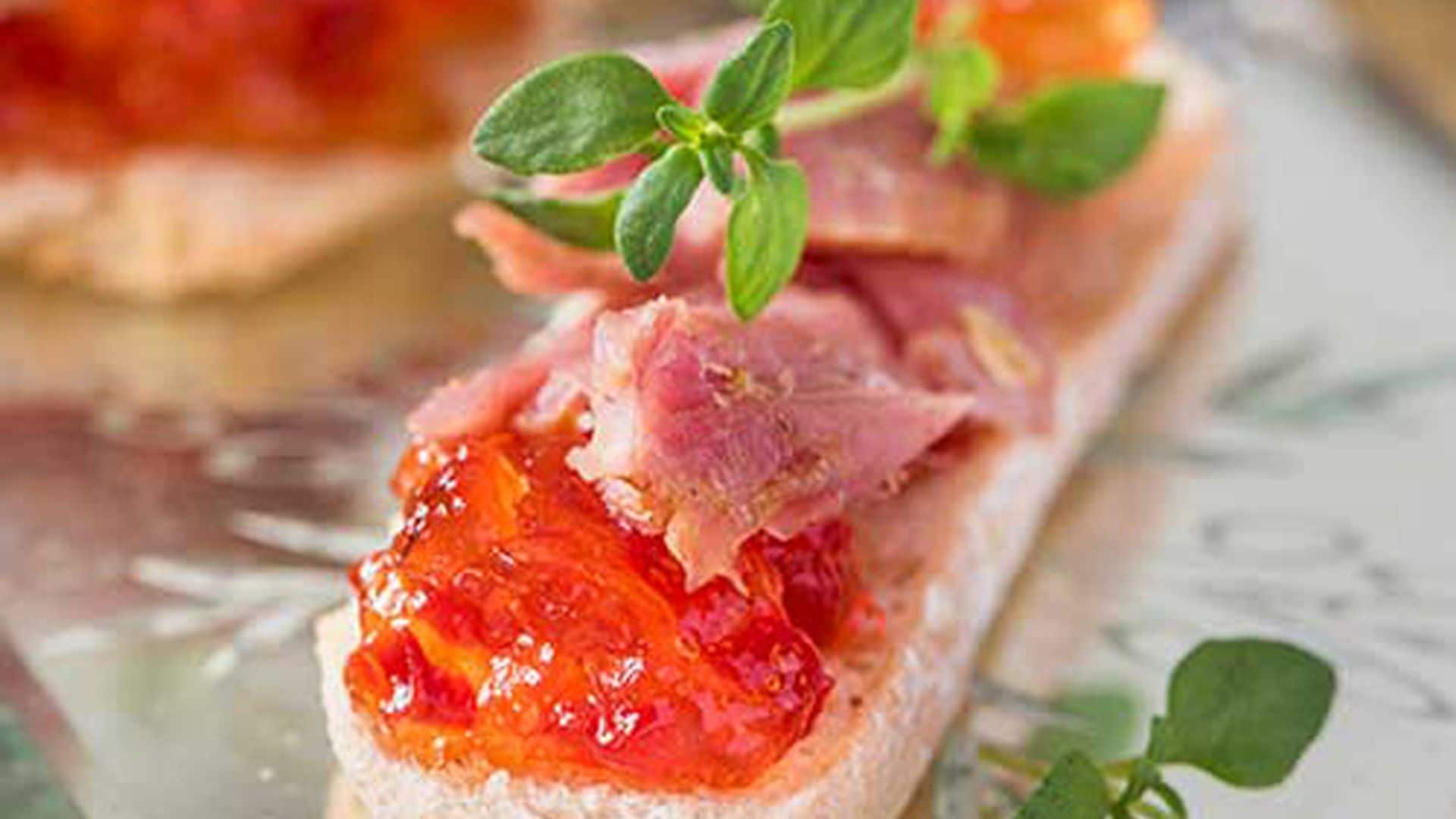 Canapés de atún con mermelada de tomate