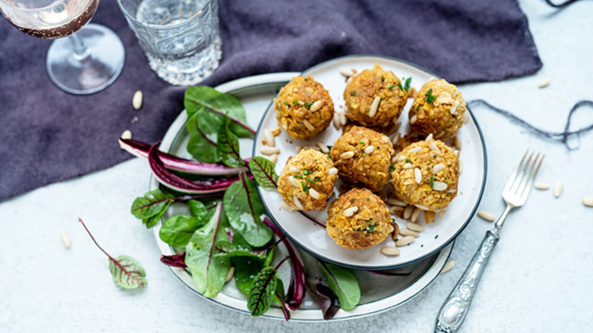 Bolitas de pan crujiente con 'Parmigiano Reggiano' y piñones