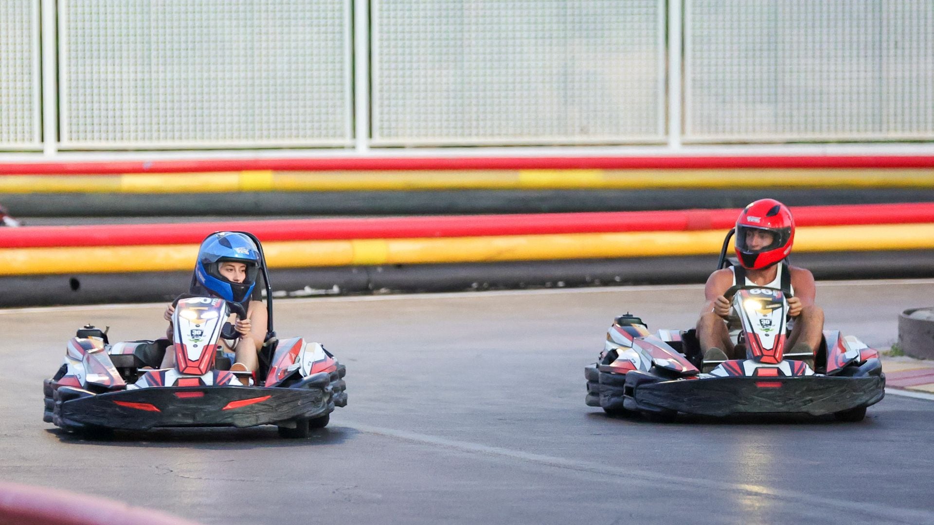 La cantante Aitana y Plex se divierten en un circuito de karts en Ibiza con un grupo de amigos. 29 de junio de 2025