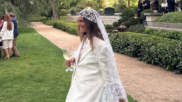 Invitada de graduación con traje blanco y velo de novia