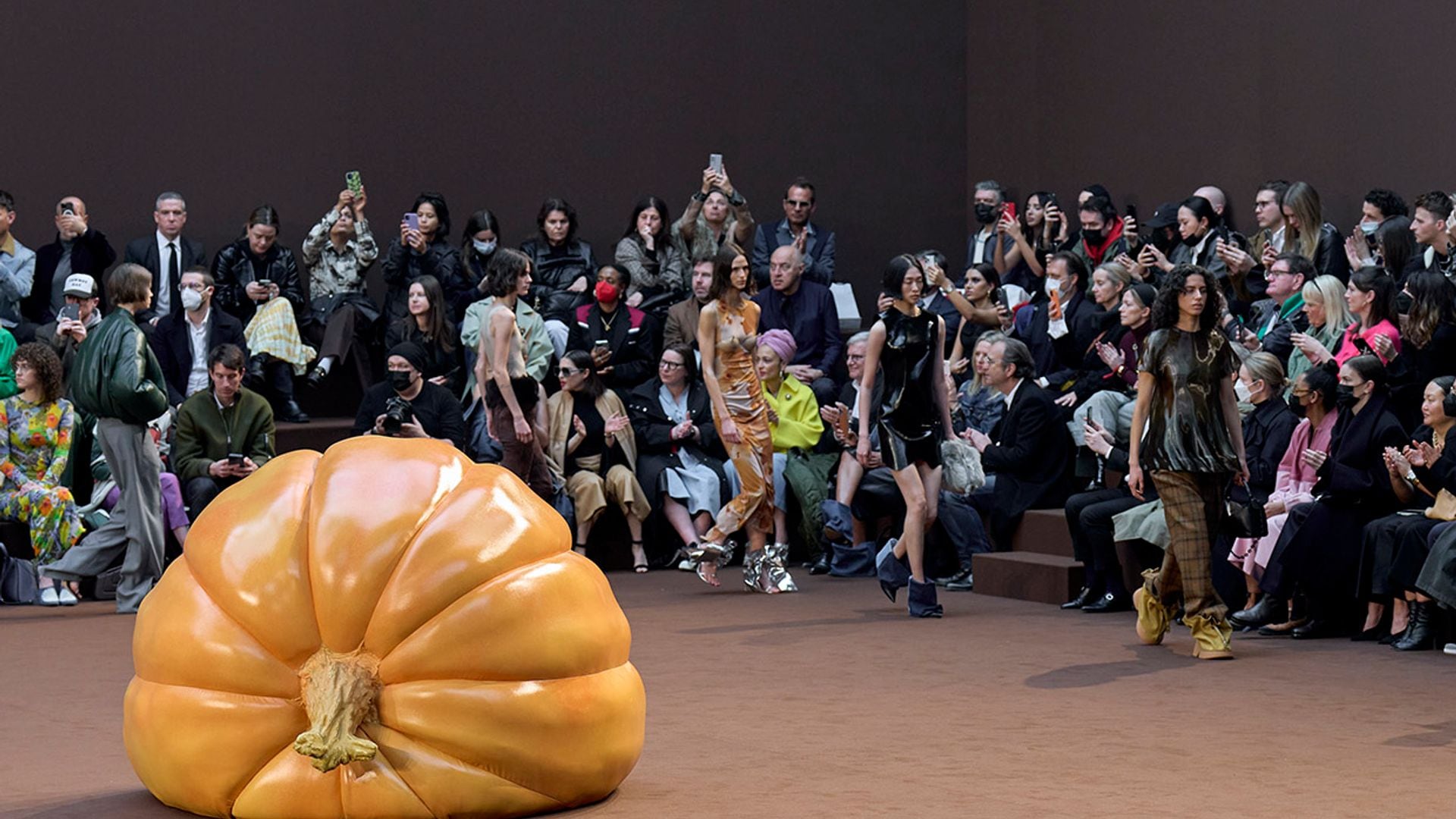 Loewe presenta su colección más impactante y surrealista en París